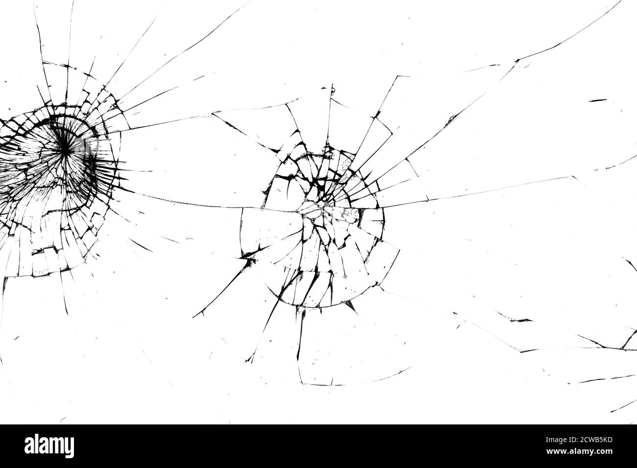 le verre présente des fissures sur un fond noir. Banque D'Images