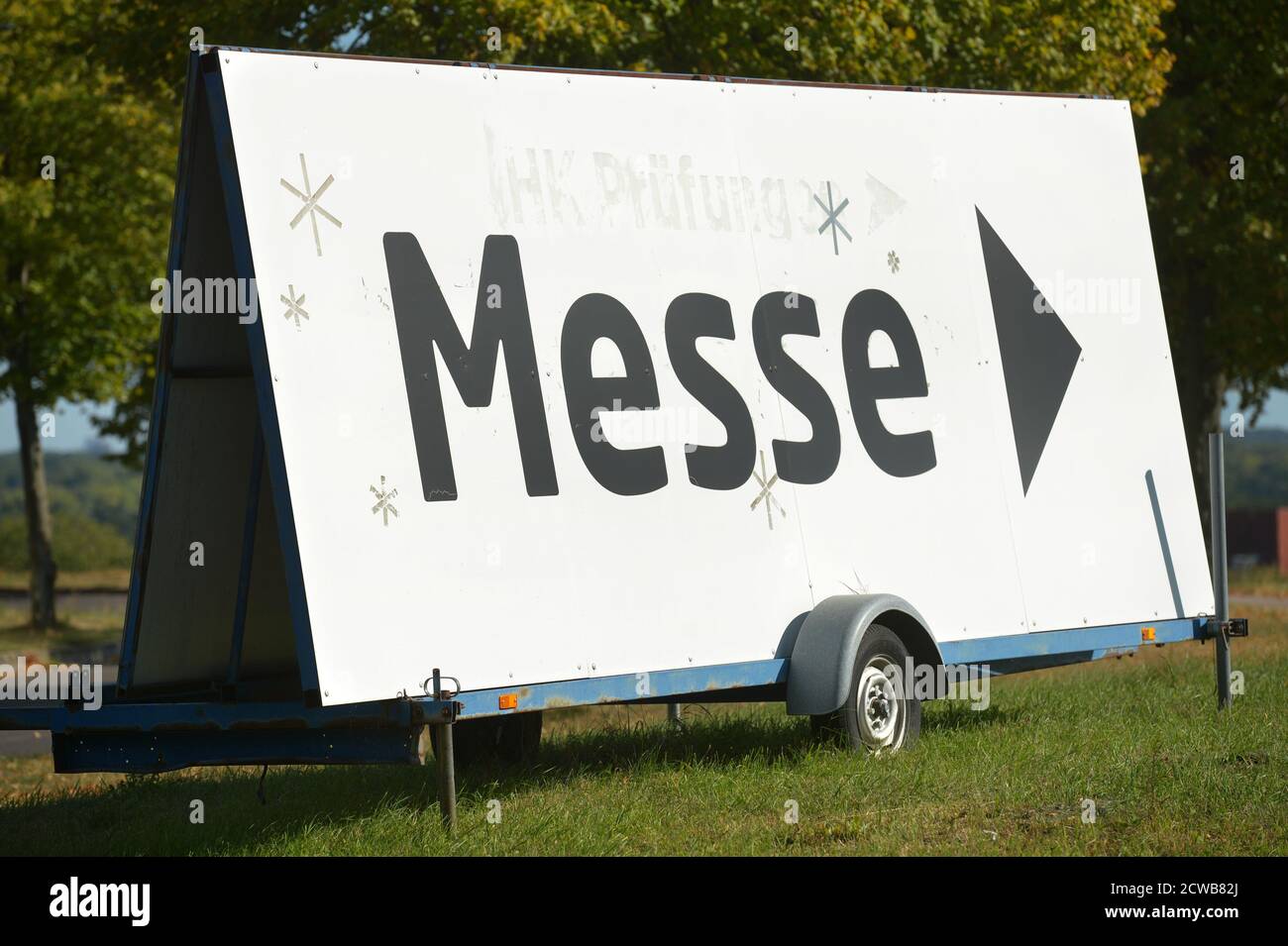 Schkeuditz, Allemagne. 20 septembre 2020. Un panneau géant 'Messe' se trouve sur un pré à Schkeuditz aux portes de la ville de Leipzig. Credit: Volkmar Heinz/dpa-Zentralbild/ZB/dpa/Alay Live News Banque D'Images