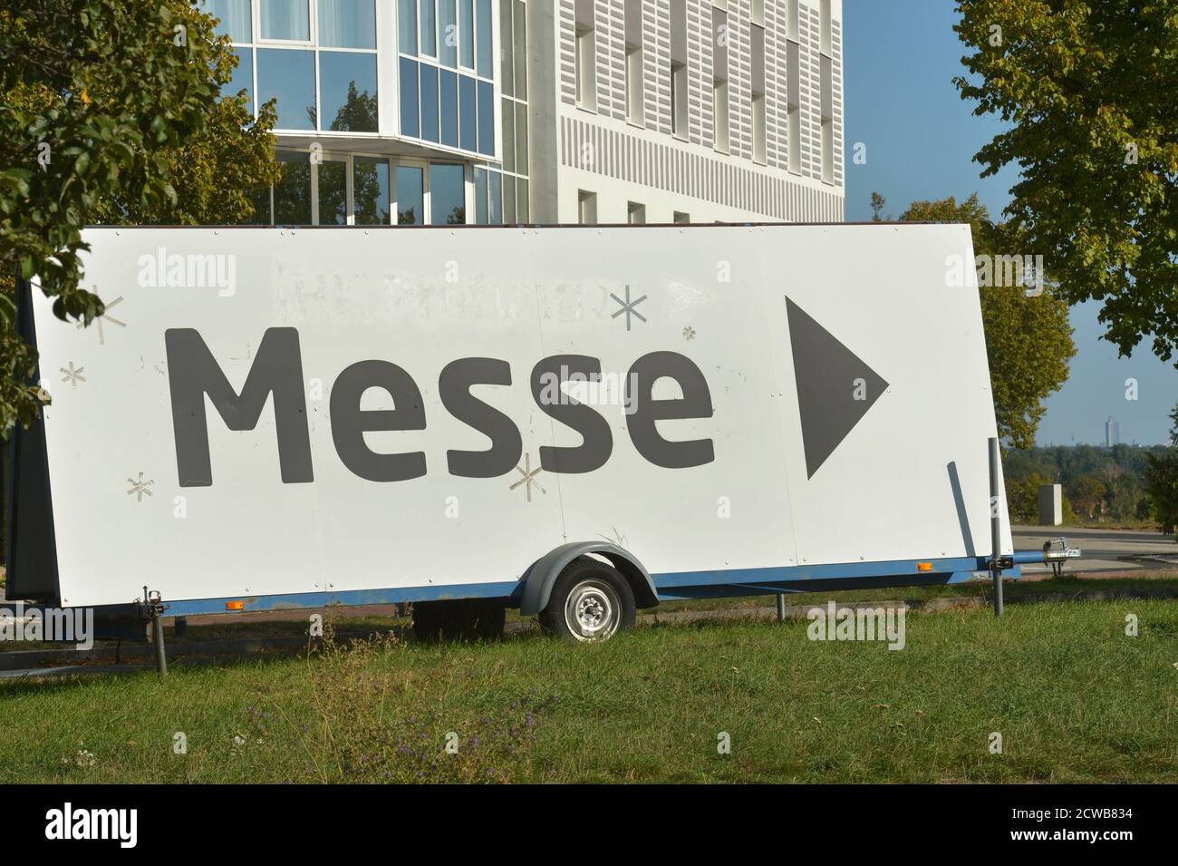 Schkeuditz, Allemagne. 20 septembre 2020. Un panneau géant 'Messe' se trouve sur un pré à Schkeuditz aux portes de la ville de Leipzig. Credit: Volkmar Heinz/dpa-Zentralbild/ZB/dpa/Alay Live News Banque D'Images