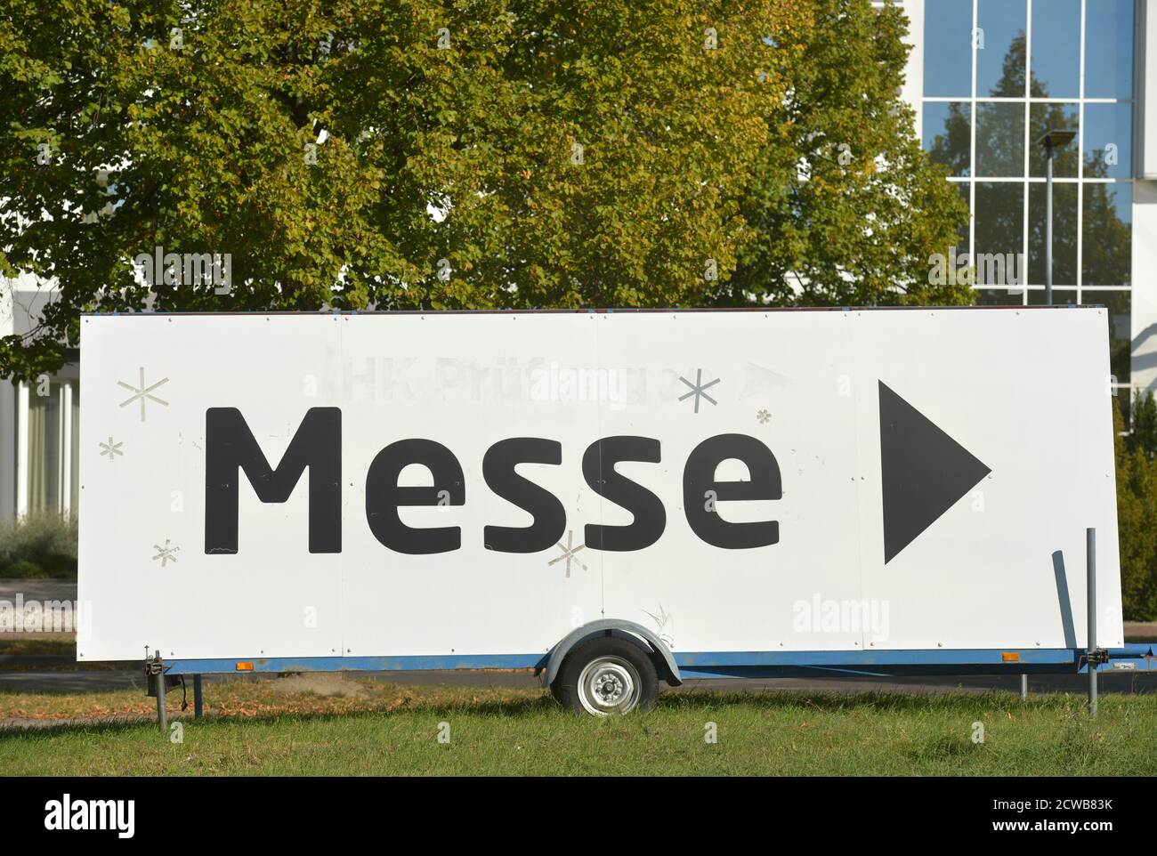 Schkeuditz, Allemagne. 20 septembre 2020. Un panneau géant 'Messe' se trouve sur un pré à Schkeuditz aux portes de la ville de Leipzig. Credit: Volkmar Heinz/dpa-Zentralbild/ZB/dpa/Alay Live News Banque D'Images