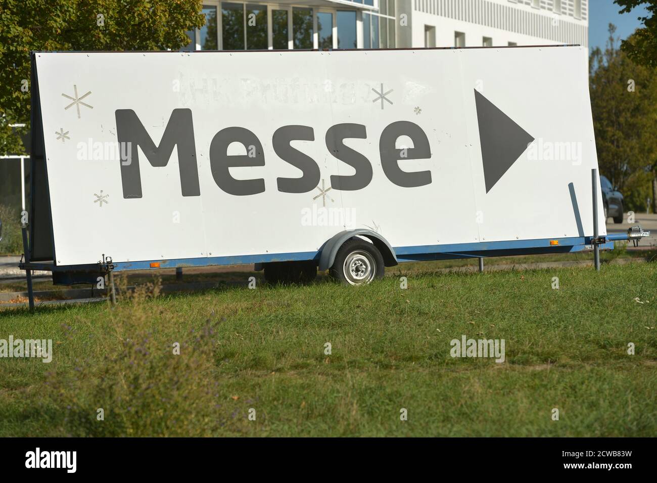 Schkeuditz, Allemagne. 20 septembre 2020. Un panneau géant 'Messe' se trouve sur un pré à Schkeuditz aux portes de la ville de Leipzig. Credit: Volkmar Heinz/dpa-Zentralbild/ZB/dpa/Alay Live News Banque D'Images