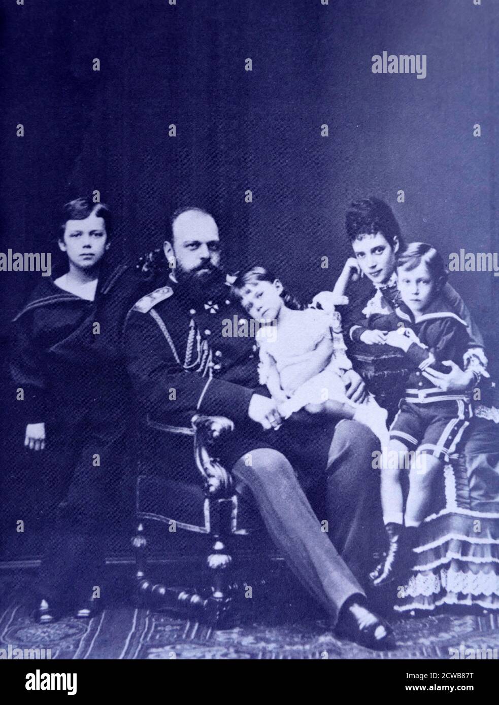 Le futur Tsar Alexandre III et l'impératrice Marie de Russie avec leurs trois enfants. Nicholas (plus tard Tsar), Xenia et George sont les trois enfants présentés. Vers 1878 Banque D'Images