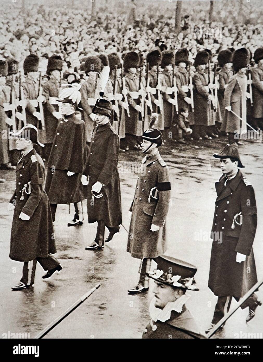 Photographie prise lors des funérailles d'État de George V. le roi Edward, suivi par le duc de Gloucester, le duc de York et le duc de Kent, marche derrière la voiture d'armes Banque D'Images