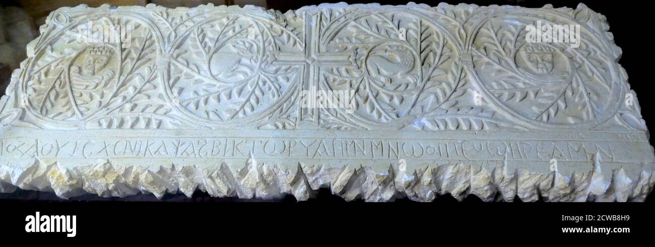 Frise en pierre calcaire ornée de divers motifs. Il représente l'originalité de l'Art copte Banque D'Images