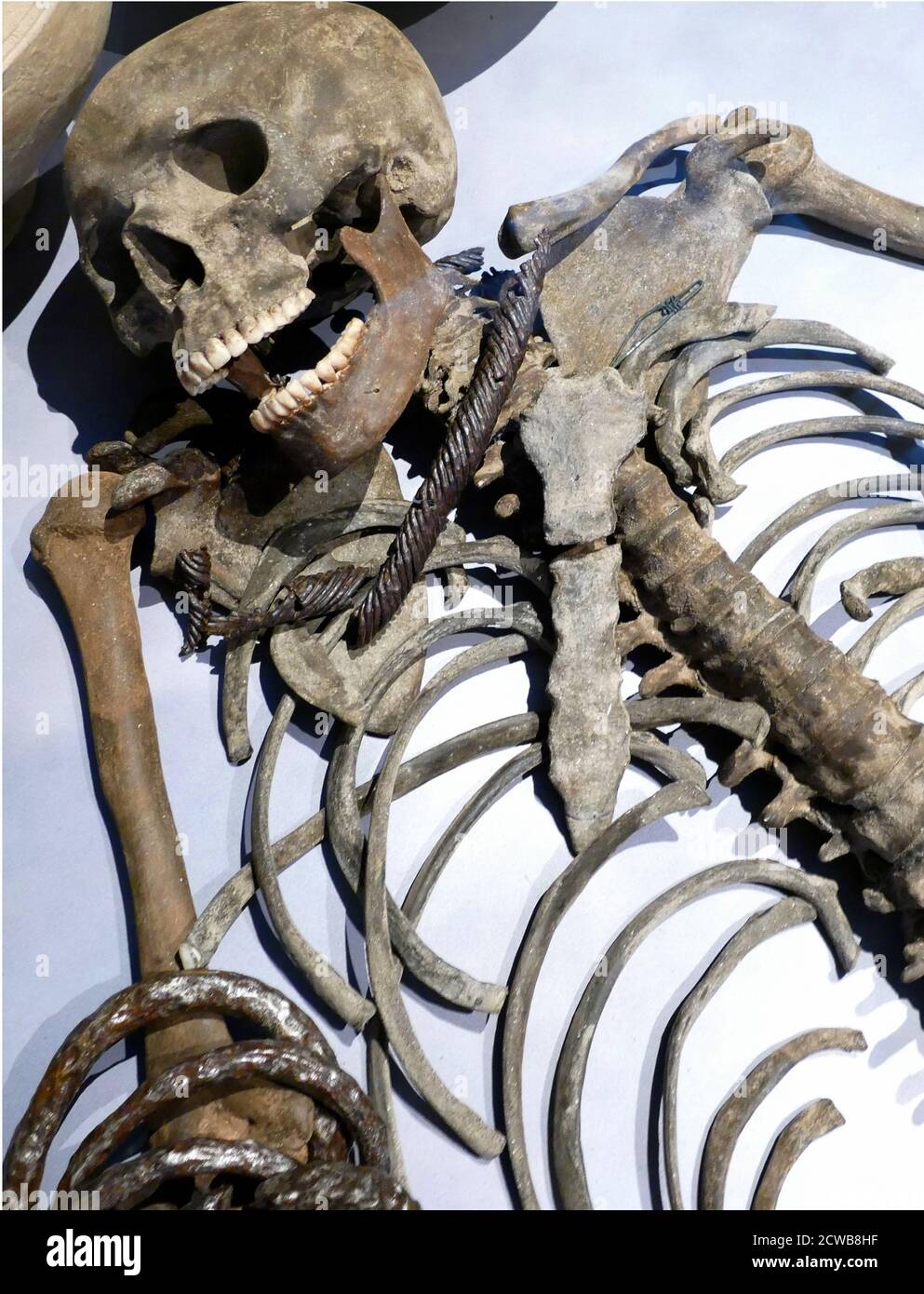 Reconstruction de la tombe T53. Inhumation très riche de la période kisalienne classique. Sanga, Unemba, Haut-Lomami, République démocratique du Congo. Culture kisalienne 900-1200 AD. Faïence, métaux (fer, cuivre), pierre, os. Excavation J. Nenquin, 1957 Banque D'Images