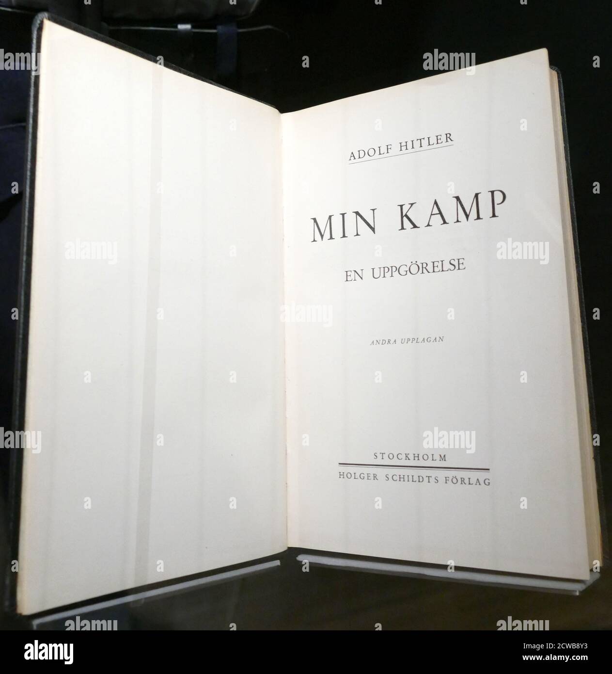 Edition suédoise de Mein Kampf (Ma lutte ou mon combat), manifeste autobiographique du chef du Parti nazi Adolf Hitler. Le travail décrit le processus par lequel Hitler est devenu antisémite et décrit son idéologie politique et ses projets futurs pour l'Allemagne. Le volume 1 de Mein Kampf a été publié en 1925 et le volume 2 en 1926 Banque D'Images