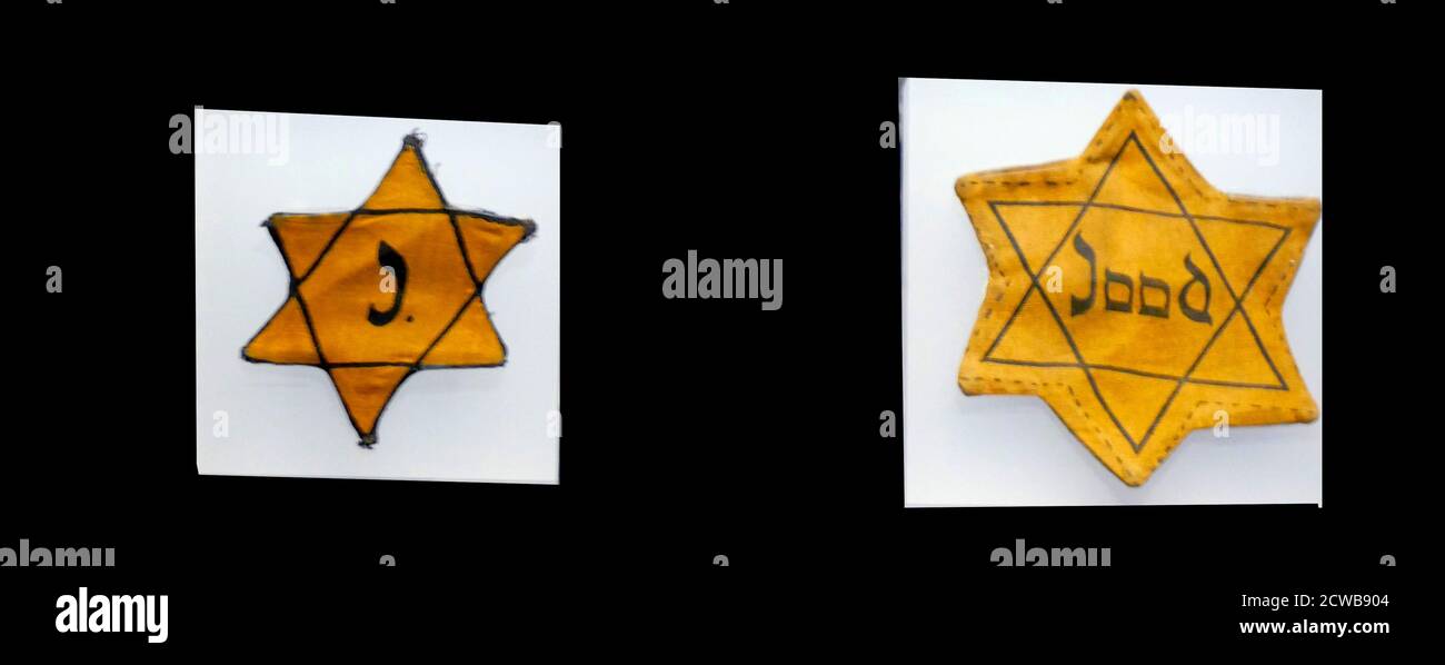 Badges jaunes néerlandais et allemands (ou patchs jaunes), (Judenstern), que les Juifs portaient en Europe occupée par les nazis. Banque D'Images