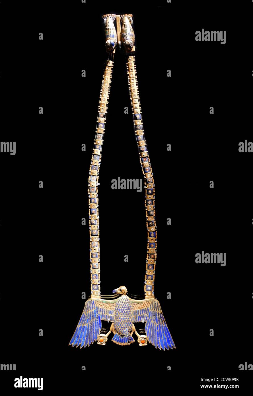 Pectoral d'or sous la forme d'une Vulture à ailes étalées incrustées de Lapis, de Carnélien, de verre, d'or, d'argent, de Turquoise, de Lapis Lazuli, d'obsidienne. Du tombeau du roi Toutankhamen 1336 - 1326 av. J.-C. Banque D'Images