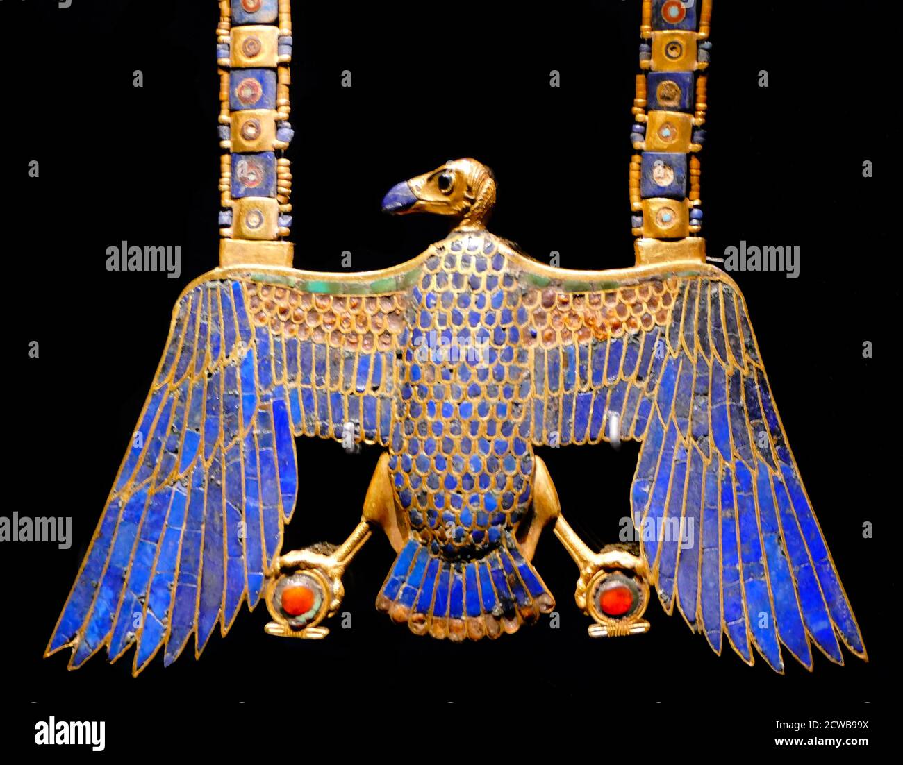 Pectoral d'or sous la forme d'une Vulture à ailes étalées incrustées de Lapis, de Carnélien, de verre, d'or, d'argent, de Turquoise, de Lapis Lazuli, d'obsidienne. Du tombeau du roi Toutankhamen 1336 - 1326 av. J.-C. Banque D'Images