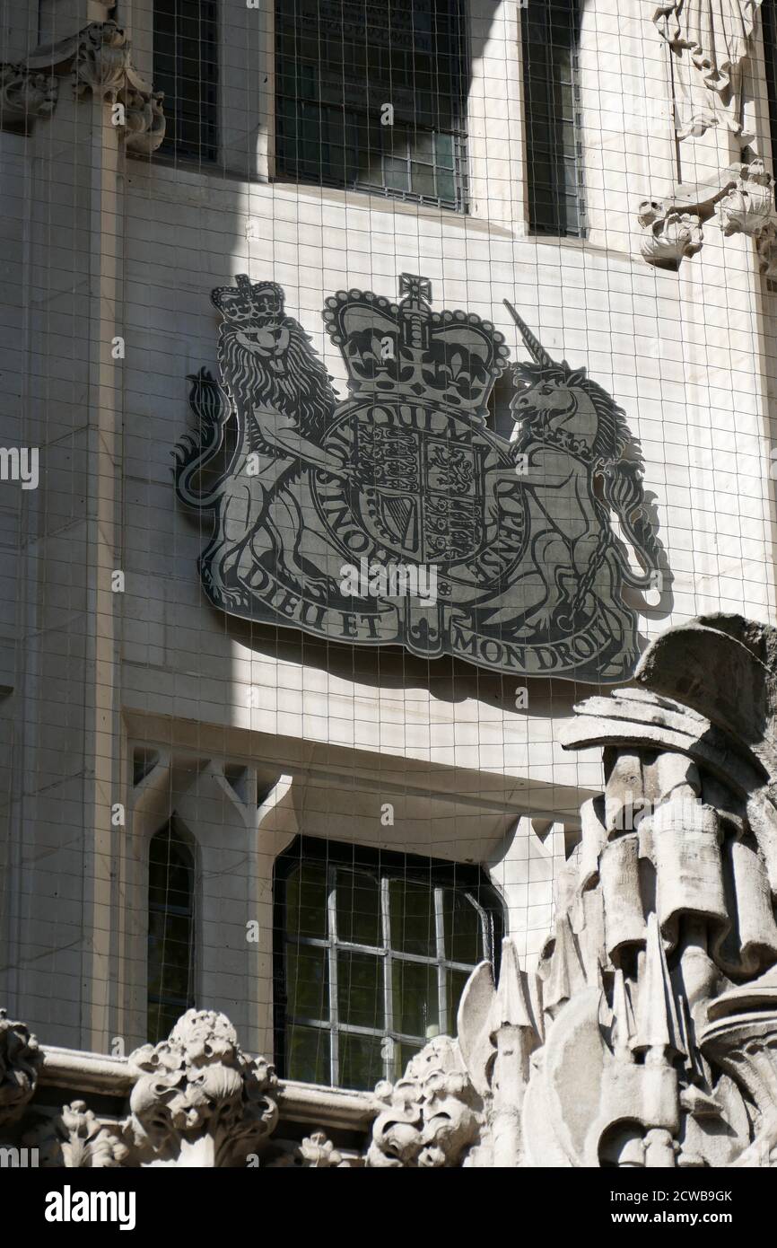 Écusson royal devant la Cour suprême de Londres. La Cour est la dernière cour d'appel au Royaume-Uni. Dieu et mon droit (Dieu et ma droite), est la devise du monarque du Royaume-Uni, en dehors de l'Écosse. Il apparaît sur un rouleau sous le bouclier de la version des armoiries du Royaume-Uni. Banque D'Images