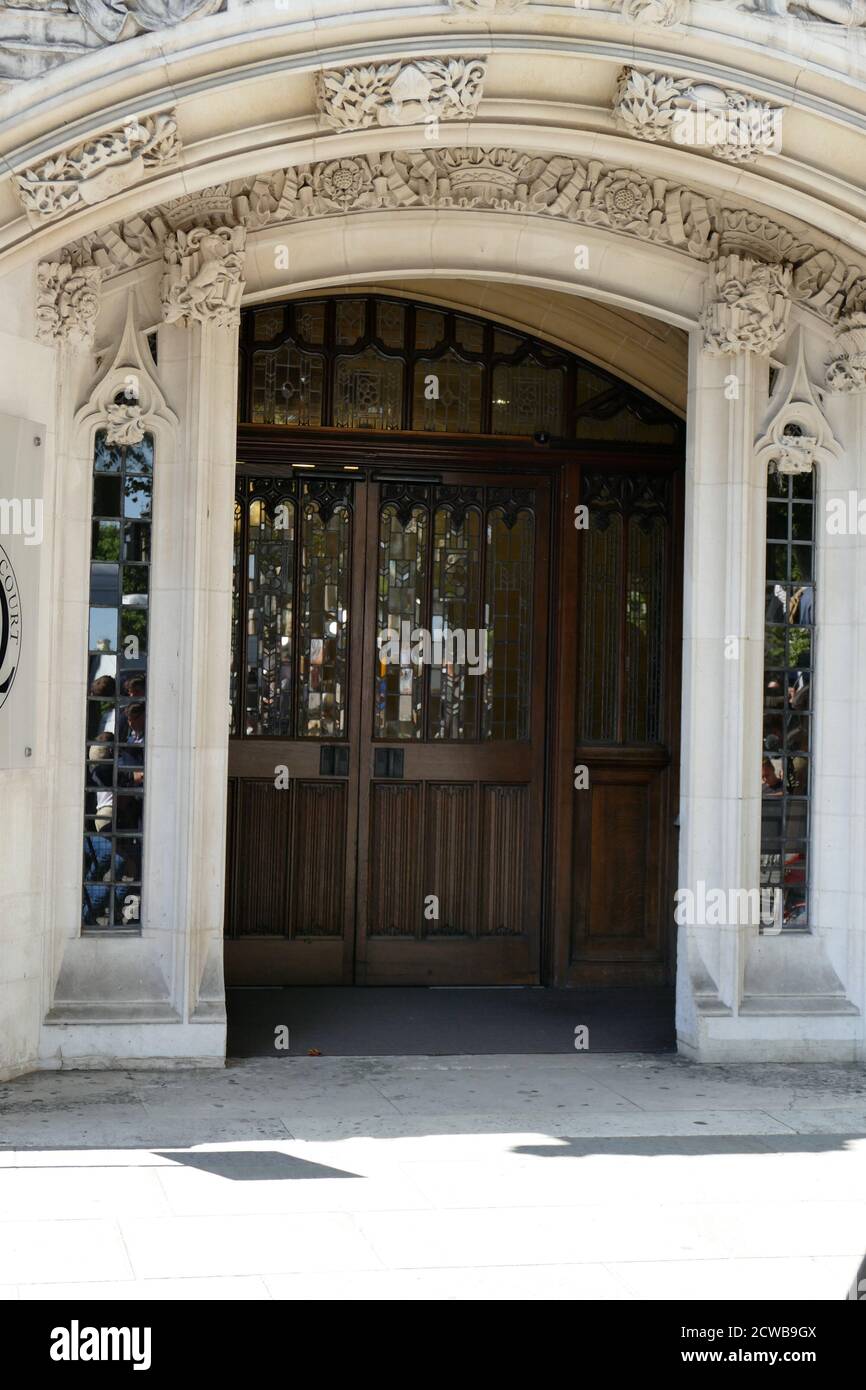 Les portes de la Cour suprême, le dernier jour de l'audience sur la Prorogation du Parlement. 19 septembre 2019. La prorogation du Parlement du Royaume-Uni a été ordonnée par la reine Elizabeth II sur avis du premier ministre conservateur, Boris Johnson, le 28 août 2019. Les politiciens de l'opposition ont considéré cela comme une tentative inconstitutionnelle de réduire l'examen parlementaire du plan de Brexit du gouvernement. La Cour suprême du Royaume-Uni a rendu le 24 septembre 2019 une décision selon laquelle la prorogation était illégale. Banque D'Images