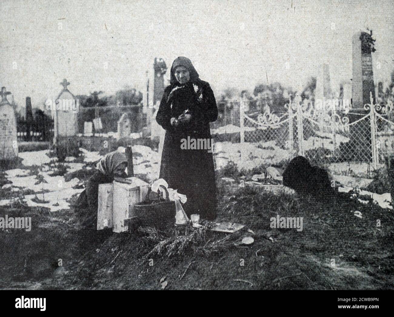 Les femmes serbes fréquentent les tombes de maris et de fils tués au cours de la première guerre mondiale. Vers 1916 Banque D'Images
