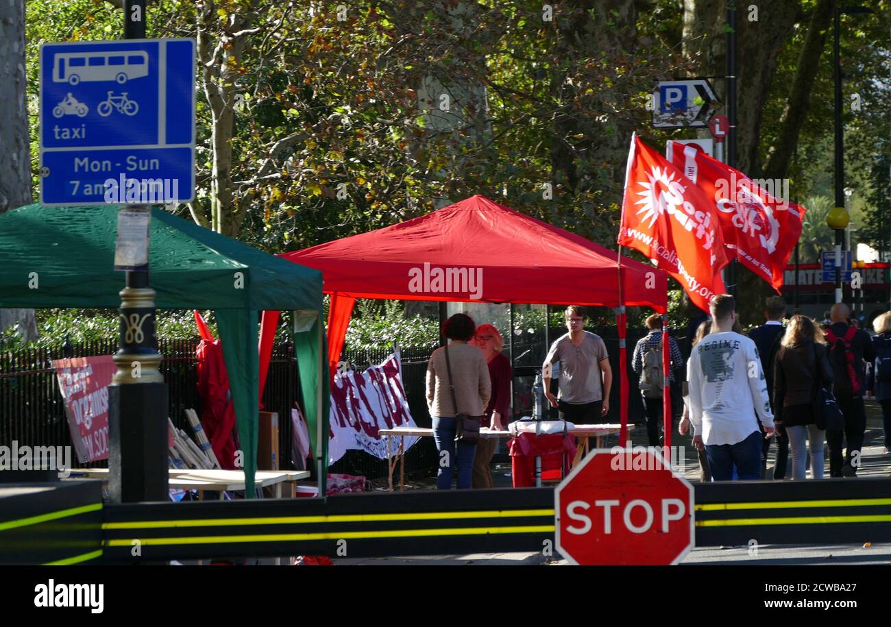 Le Parti socialiste des travailleurs se tient à l'ajacent des jardins de la tour Victoria, à Londres, lors de la grève climatique du 20 septembre 2019. Également connue sous le nom de semaine mondiale pour l'avenir, une série de grèves et de manifestations internationales pour exiger des mesures pour lutter contre le changement climatique. Les manifestations du 20 septembre ont probablement été les plus importantes grèves climatiques de l'histoire mondiale. Les organisateurs ont indiqué que plus de 4 millions de personnes ont participé à des grèves dans le monde entier, dont 300000 000 personnes ont participé à des manifestations au Royaume-Uni Banque D'Images