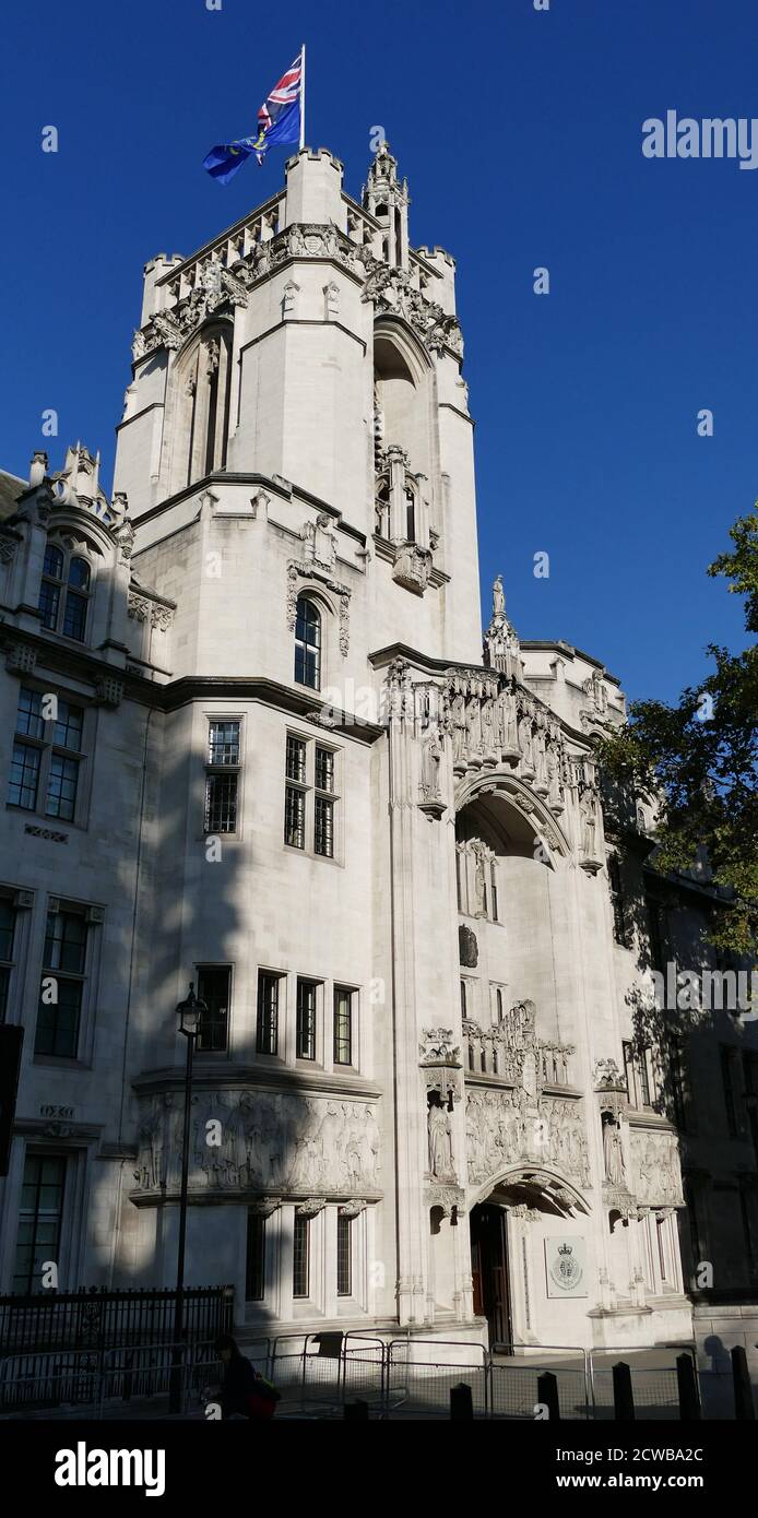 Secours devant la Cour suprême de Londres. La Cour est la dernière cour d'appel au Royaume-Uni. Les scènes sur la frise comprennent le roi Jean qui donne la Magna Carta aux barons de Runnymede, l'octroi de la charte de l'abbaye de Westminster, et le duc de Northumberland qui offre la couronne d'Angleterre à Lady Jane Gray. Banque D'Images
