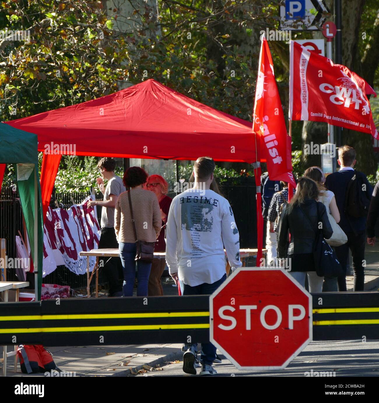 Le Parti socialiste des travailleurs se tient à l'ajacent des jardins de la tour Victoria, à Londres, lors de la grève climatique du 20 septembre 2019. Également connue sous le nom de semaine mondiale pour l'avenir, une série de grèves et de manifestations internationales pour exiger des mesures pour lutter contre le changement climatique. Les manifestations du 20 septembre ont probablement été les plus importantes grèves climatiques de l'histoire mondiale. Les organisateurs ont indiqué que plus de 4 millions de personnes ont participé à des grèves dans le monde entier, dont 300000 000 personnes ont participé à des manifestations au Royaume-Uni Banque D'Images