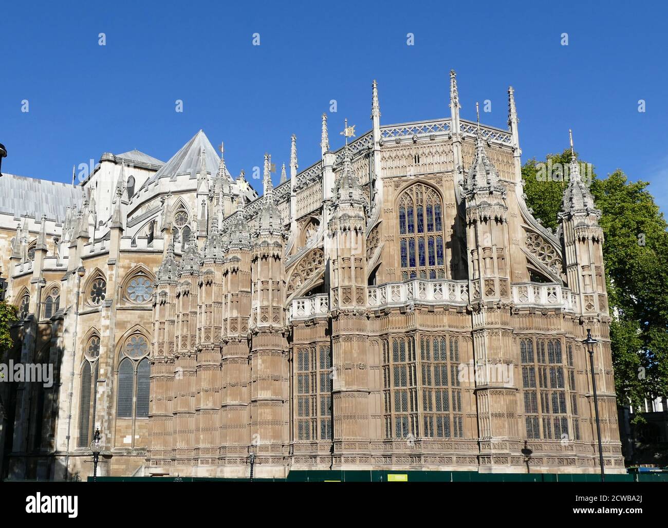 Abbaye de Westminster, église gothique, Westminster, Londres, Angleterre. C'est l'un des bâtiments religieux les plus remarquables du Royaume-Uni et le lieu traditionnel de couronnement et de sépulture pour les monarques anglais et, plus tard, britanniques. Le bâtiment lui-même était une église monastique bénédictine jusqu'à la dissolution du monastère en 1539. Entre 1540 et 1556, l'abbaye a le statut de cathédrale. Depuis le couronnement de Guillaume le Conquérant en 1066, tous les couronnement des monarques anglais et britannique ont été à l'abbaye de Westminster. Banque D'Images