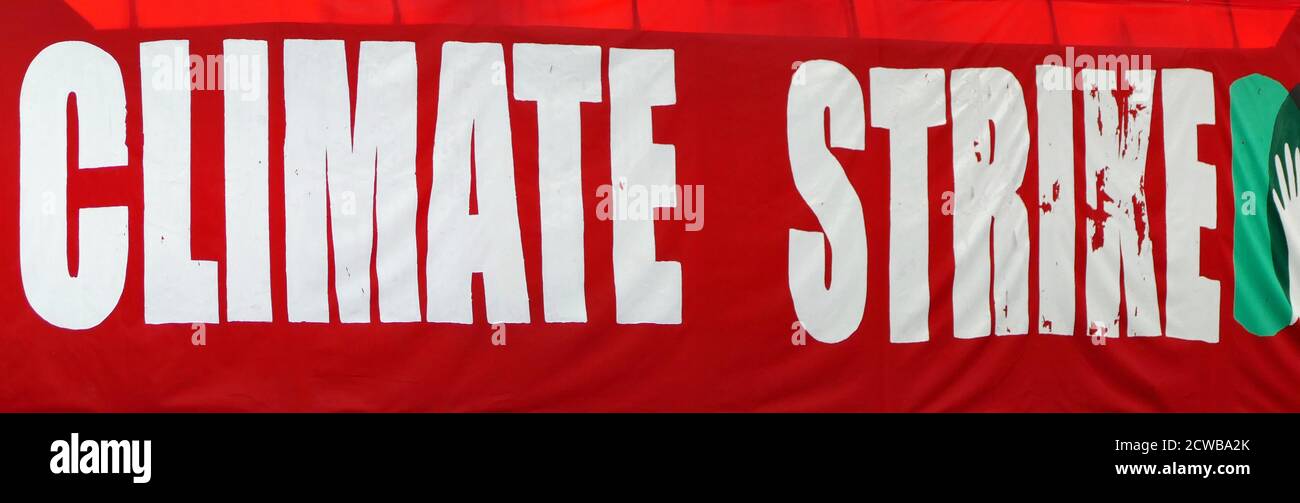 Bannière à un rassemblement au parc Victoria, près du Parlement de Londres, lors de la grève climatique du 20 septembre 2019. Également connue sous le nom de semaine mondiale pour l'avenir, une série de grèves et de manifestations internationales pour exiger des mesures pour lutter contre le changement climatique. Les manifestations du 20 septembre ont probablement été les plus importantes grèves climatiques de l'histoire mondiale. Les organisateurs ont indiqué que plus de 4 millions de personnes ont participé à des grèves dans le monde entier, dont 300000 000 personnes ont participé à des manifestations au Royaume-Uni. GRETA Thunberg, (né le 3 janvier 2003), activiste suédois pour l'environnement, a été crédité d'avoir sensibilisé la population mondiale aux risques posés par le climat Banque D'Images