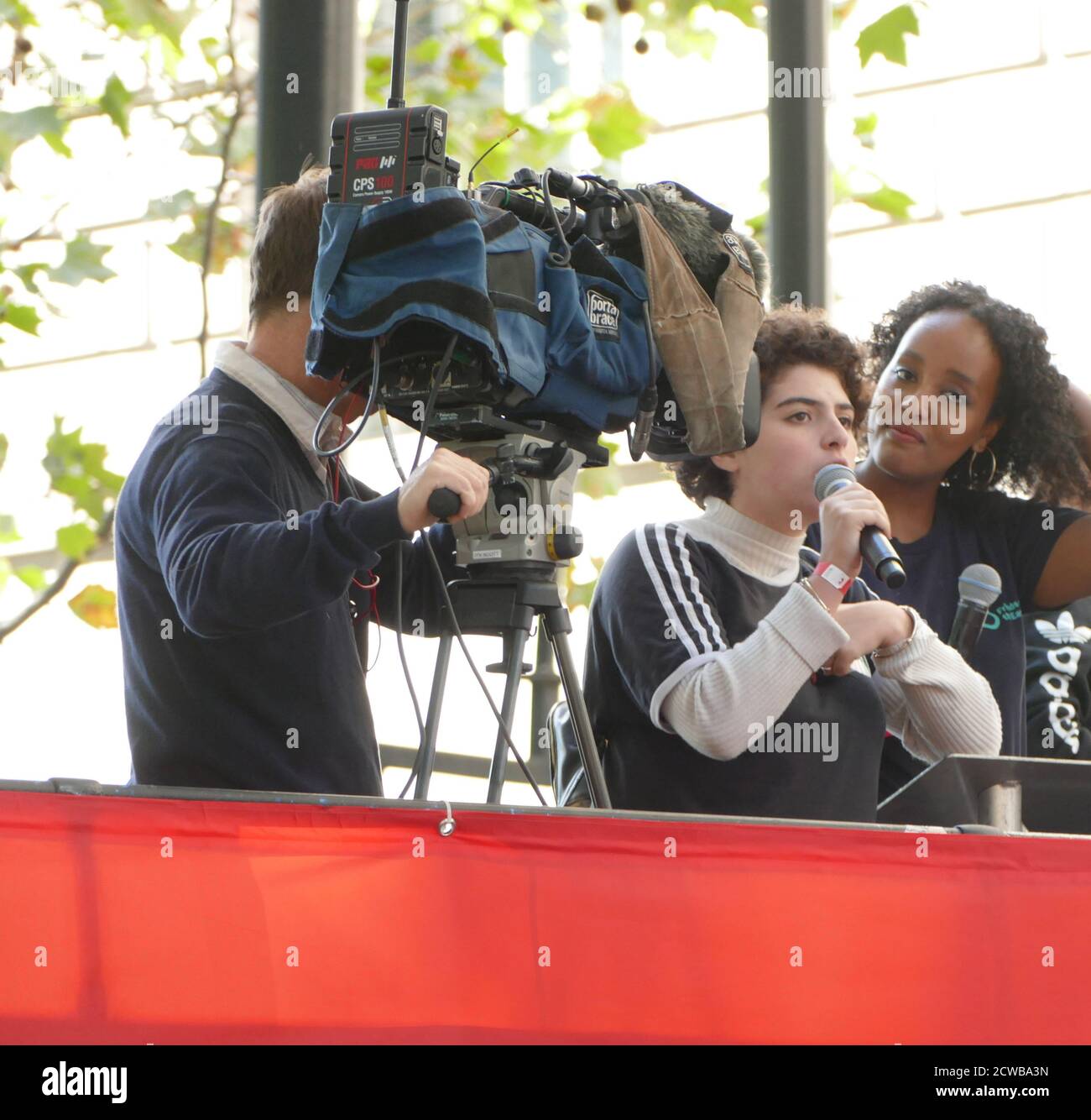 Un chef de la grève des jeunes s'adresse à Milbank, près du Parlement de Londres, lors de la grève du climat du 20 septembre 2019. Également connue sous le nom de semaine mondiale pour l'avenir, une série de grèves et de manifestations internationales pour exiger des mesures pour lutter contre le changement climatique. Les manifestations du 20 septembre ont probablement été les plus importantes grèves climatiques de l'histoire mondiale. Les organisateurs ont indiqué que plus de 4 millions de personnes ont participé à des grèves dans le monde entier, dont 300000 000 personnes ont participé à des manifestations au Royaume-Uni. GRETA Thunberg, (né le 3 janvier 2003), activiste suédois de l'environnement, a été crédité pour la sensibilisation mondiale o Banque D'Images