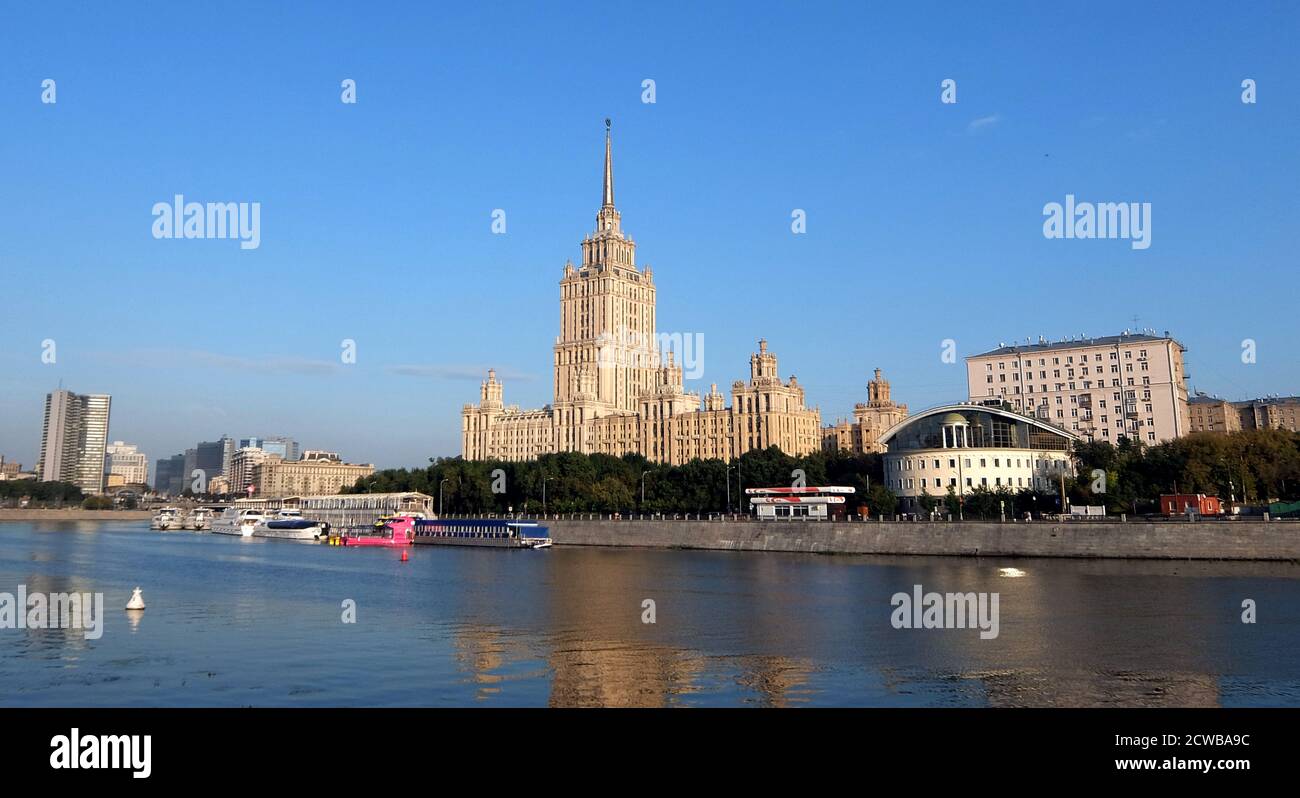 L'hôtel Ukraina, Moscou est un hôtel de luxe cinq étoiles situé dans le centre-ville de Moscou, sur un virage de la rivière Moskva. L'hôtel Ukraina a été commandé par Joseph Staline. Il a été conçu par Arkady Mordvinov et Vyacheslav Oltarzhevsky (principal expert soviétique en construction de haute élévation à cadre d'acier), et est le deuxième plus grand des 'sœurs de l'ère stalinienne néoclassiques'. Banque D'Images