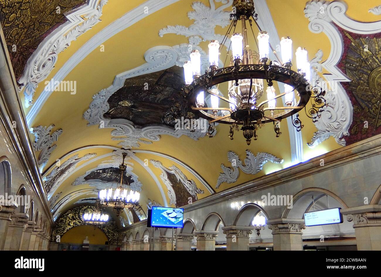 Station de métro Komsomolskaya dans le district de Krasnoselsky, Moscou. La gare est située sous le pôle de transport le plus achalandé de Moscou, la place Komsomolskaya. Le premier segment sud de la ligne Koltsevaya est consacré à la victoire sur l'Allemagne nazie, le segment nord est consacré au thème du travail d'après-guerre. Komsomolskaya, cependant, est une exception claire: Le concepteur en chef Alexey Shchussev l'a conçu comme une illustration d'un discours historique donné par Joseph Staline le 7 novembre 1941. Dans ce discours, Staline évoque les souvenirs d'Alexandre Nevsky, de Dmitry Donskoy et d'autres milit Banque D'Images