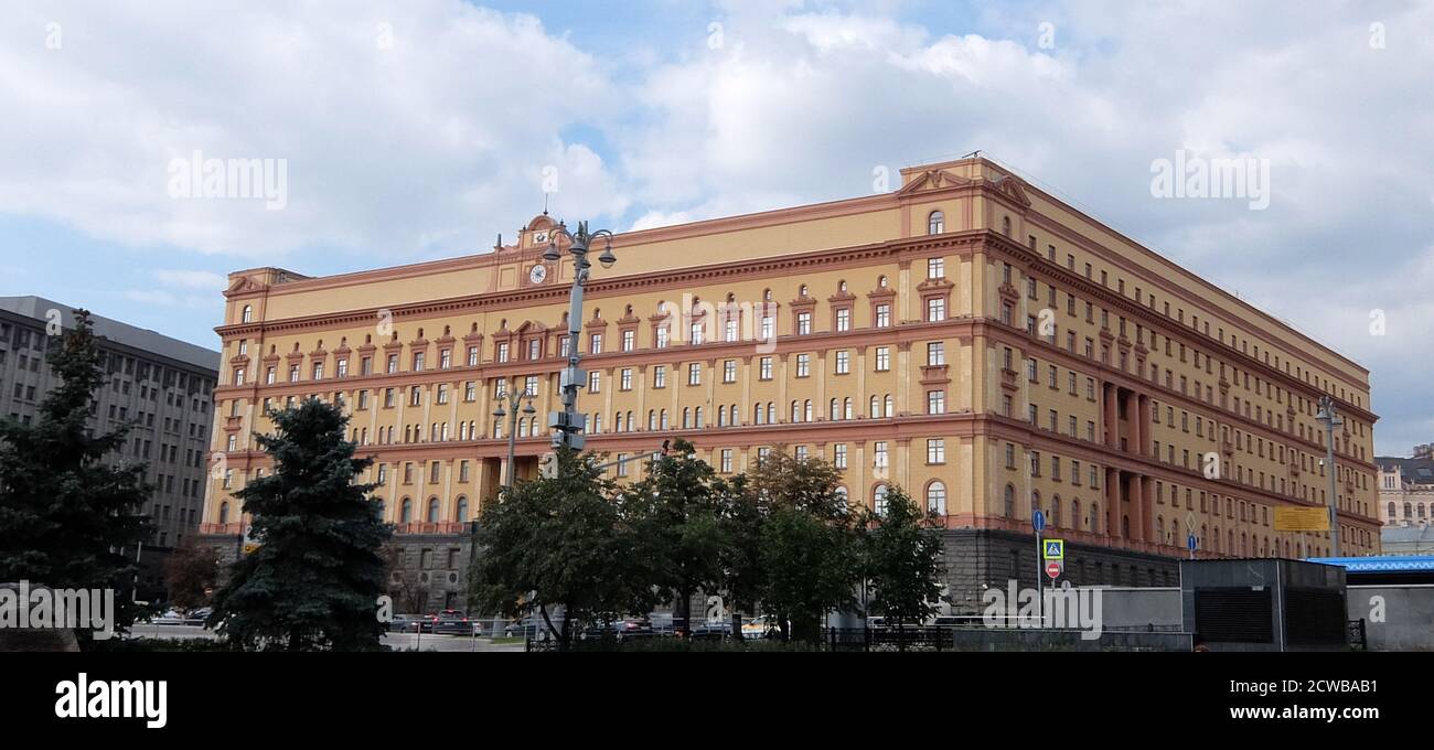 Lubyanka est le nom du siège du FSB et de la prison affiliée sur la place Lubyanka dans le district de Meshchansky à Moscou, en Russie. C'est un grand bâtiment néo-baroque avec une façade de briques jaunes conçue par Alexandre V. Ivanov en 1897 et augmentée par Aleksey Shchuchev de 1940 à 1947. Il était auparavant le quartier général national du KGB ; on peut encore voir des marteaux et des faucilles soviétiques sur la façade du bâtiment. Banque D'Images