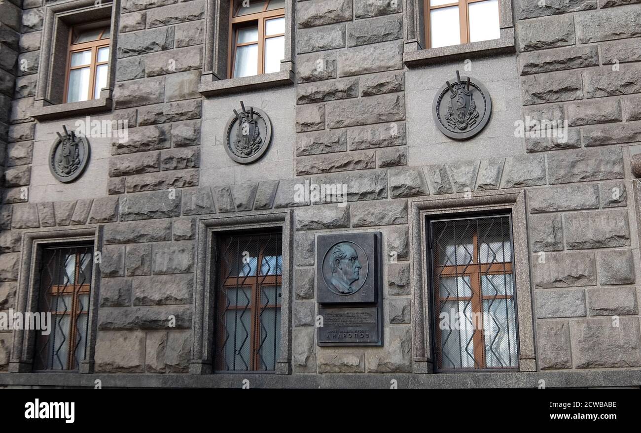 Lubyanka est le nom du siège du FSB et de la prison affiliée sur la place Lubyanka dans le district de Meshchansky à Moscou, en Russie. C'est un grand bâtiment néo-baroque avec une façade de briques jaunes conçue par Alexandre V. Ivanov en 1897 et augmentée par Aleksey Shchuchev de 1940 à 1947. Il était auparavant le quartier général national du KGB ; on peut encore voir des marteaux et des faucilles soviétiques sur la façade du bâtiment. Banque D'Images