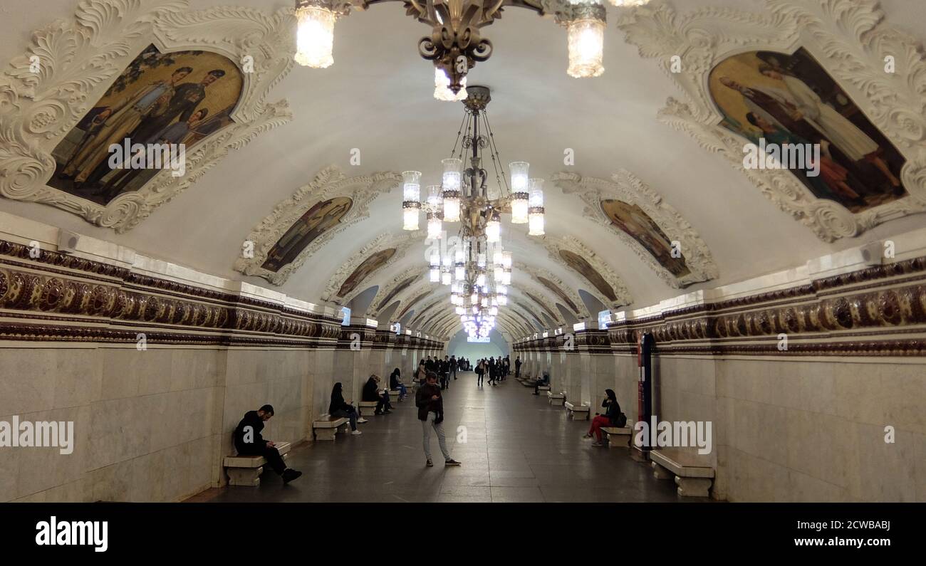Kiyevskaya est une station située sur la ligne Arbatsko-Pokrovskaya du métro de Moscou. Ouvert en 1953, il est somptueusement décoré dans le style quasi-baroque qui prédomine au début des années 1950. Les pylônes carrés sont recouverts de marbre blanc d'Oural et de carreaux de céramique à motifs et le plafond en plâtré est décoré d'une série de fresques de divers artistes représentant la vie en Ukraine. Une grande mosaïque à la fin de la plate-forme commémore le 300e anniversaire de la réunification de la Russie et de l'Ukraine. Les architectes étaient L. V. Lile, V. A. Litvinov, M. F. Markovsky et V. M. Dobrokovsky. Banque D'Images