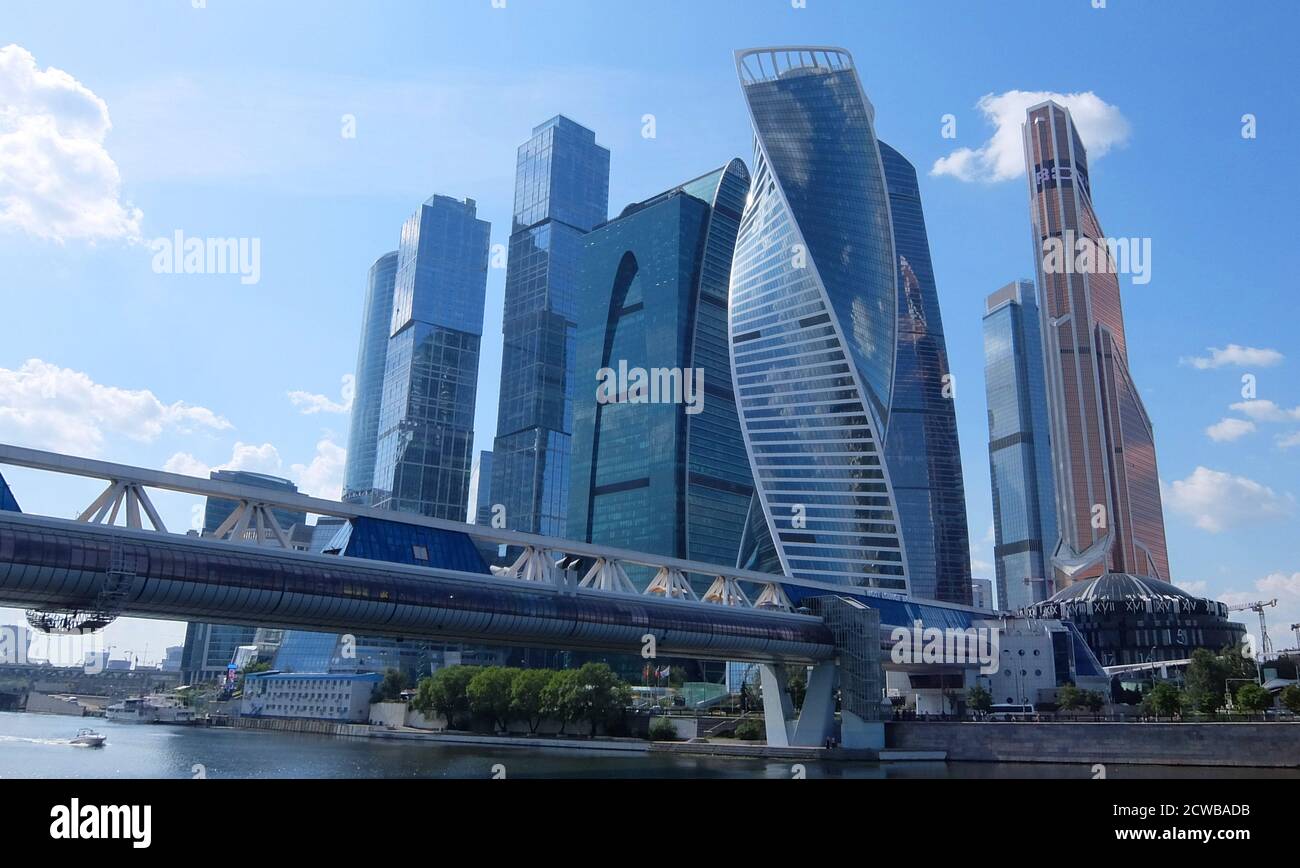 Le centre international d'affaires de Moscou (MIBC), connu sous le nom de Moskva-City, est un développement commercial situé juste à l'est du troisième périphérique, à l'extrémité ouest du district de Presnensky, dans l'Okrug administratif central de la ville de Moscou, en Russie. Le gouvernement de Moscou a conçu le projet pour la première fois en 1992, en tant que développement mixte d'installations de bureau, résidentielles, de vente au détail et de divertissement. Banque D'Images
