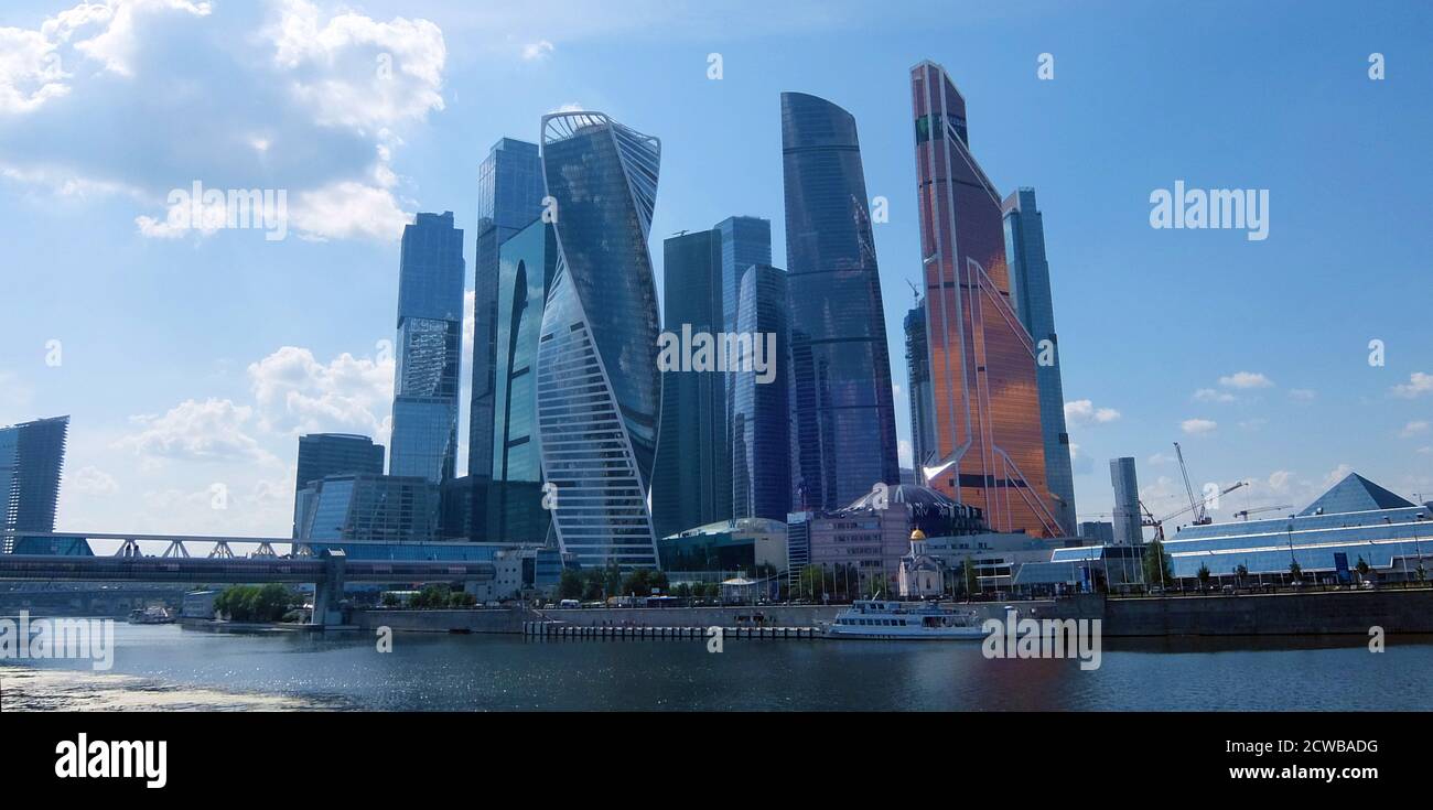 Le centre international d'affaires de Moscou (MIBC), connu sous le nom de Moskva-City, est un développement commercial situé juste à l'est du troisième périphérique, à l'extrémité ouest du district de Presnensky, dans l'Okrug administratif central de la ville de Moscou, en Russie. Le gouvernement de Moscou a conçu le projet pour la première fois en 1992, en tant que développement mixte d'installations de bureau, résidentielles, de vente au détail et de divertissement. Banque D'Images