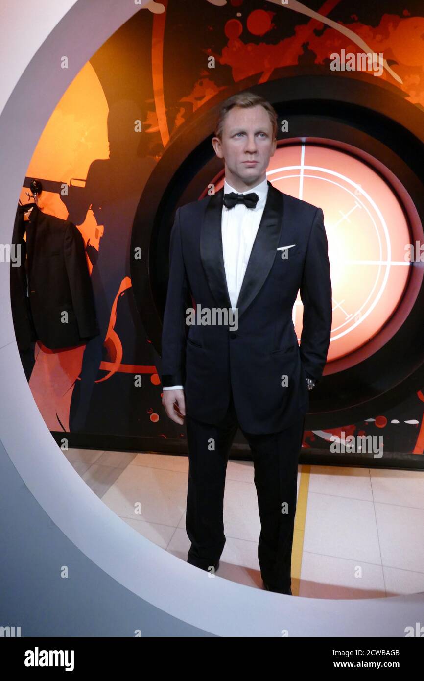 Statue en cire représentant James Bond (Agent 007), joué par Daniel Craig entre 2006 et 2020. La série James Bond se concentre sur un agent fictif du service secret britannique créé en 1953 par l'écrivain Ian Fleming Banque D'Images