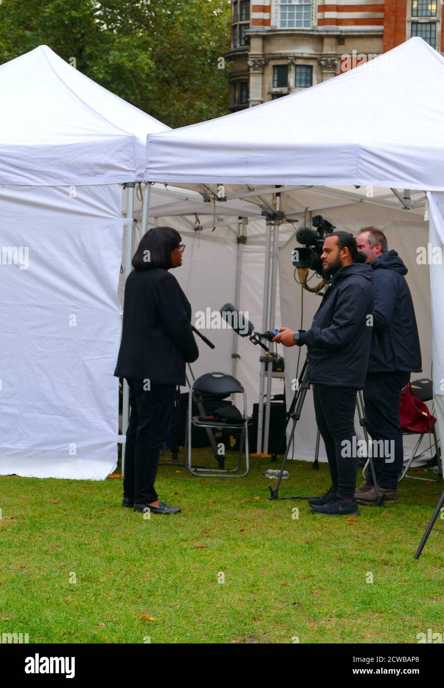 Diane Abbot donne un entretien aux médias, après le retour du Parlement à siéger, après l'annulation de la prorogation par la Cour suprême. 25 septembre 2019. Diane Abbott (née en 1953); politicien britannique membre du Parlement (député) depuis 1987. Elle a été la première députée noire du pays. En tant que membre du Parti travailliste, elle a occupé divers postes dans des cabinets d'observation successifs. Banque D'Images