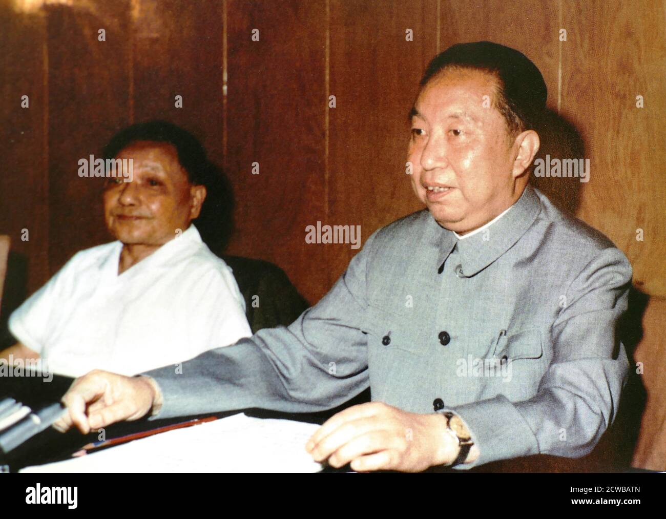 Deng Xiaoping (à gauche) avec Hua Guofeng, président du Parti communiste de Chine 1977. Deng Xiaoping (1904 - 1997); homme politique chinois qui a été le chef suprême de la République populaire de Chine de 1978 jusqu'à sa retraite en 1992. Après la mort du président Mao Tsé-toung en 1976, Deng a mené la Chine par des réformes de grande envergure de l'économie de marché et a été appelé l'« architecte de la Chine moderne ». Hua Guofeng (1921 - 2008); politicien chinois qui a été président du Parti communiste de Chine et premier ministre de la République populaire de Chine. Banque D'Images