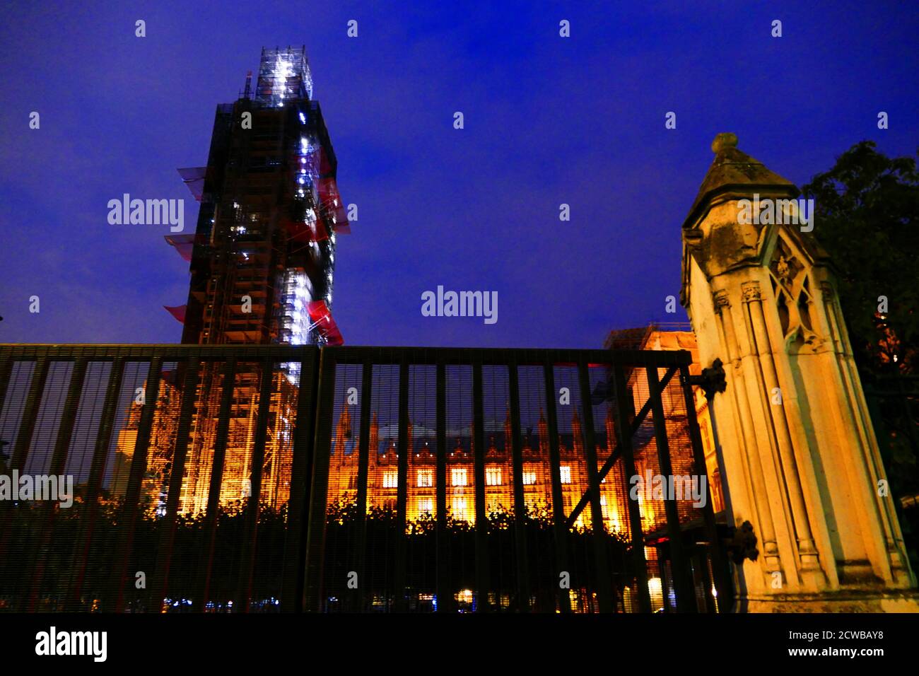 Le Parlement britannique siège la nuit de sa prorogation par la Reine. La prorogation du Parlement du Royaume-Uni a été ordonnée par la reine Elizabeth II sur l'avis du premier ministre conservateur, Boris Johnson, le 28 août 2019. Les politiciens de l'opposition ont considéré cela comme une tentative inconstitutionnelle de réduire l'examen parlementaire du plan de Brexit du gouvernement. La Cour suprême du Royaume-Uni a rendu le 24 septembre 2019 une décision selon laquelle la prorogation était illégale. Banque D'Images