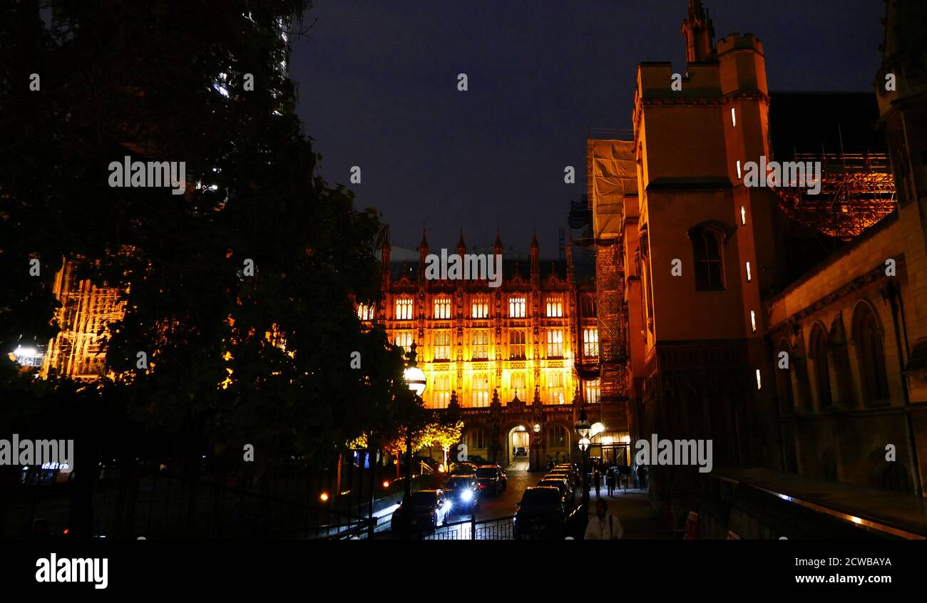 Le Parlement britannique siège la nuit de sa prorogation par la Reine. La prorogation du Parlement du Royaume-Uni a été ordonnée par la reine Elizabeth II sur l'avis du premier ministre conservateur, Boris Johnson, le 28 août 2019. Les politiciens de l'opposition ont considéré cela comme une tentative inconstitutionnelle de réduire l'examen parlementaire du plan de Brexit du gouvernement. La Cour suprême du Royaume-Uni a rendu le 24 septembre 2019 une décision selon laquelle la prorogation était illégale. Banque D'Images