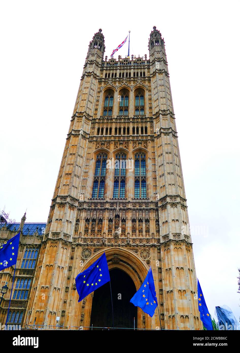 Drapeaux de l'UE exposés en dehors du Parlement, Londres, septembre 2019. Le Brexit était le retrait prévu du Royaume-Uni (Royaume-Uni) de l'Union européenne (UE). À la suite d'un référendum de juin 2016, au cours duquel 51.9 % des électeurs participants ont voté pour la sortie, le gouvernement britannique a officiellement annoncé le retrait du pays en mars 2017, en lançant un processus de deux ans qui devait se terminer avec le retrait du Royaume-Uni le 29 mars 2019. Alors que le Parlement britannique votait contre l'accord de retrait négocié, ce délai a été prorogé à deux reprises et est actuellement fixé au 31 octobre 2019. Banque D'Images