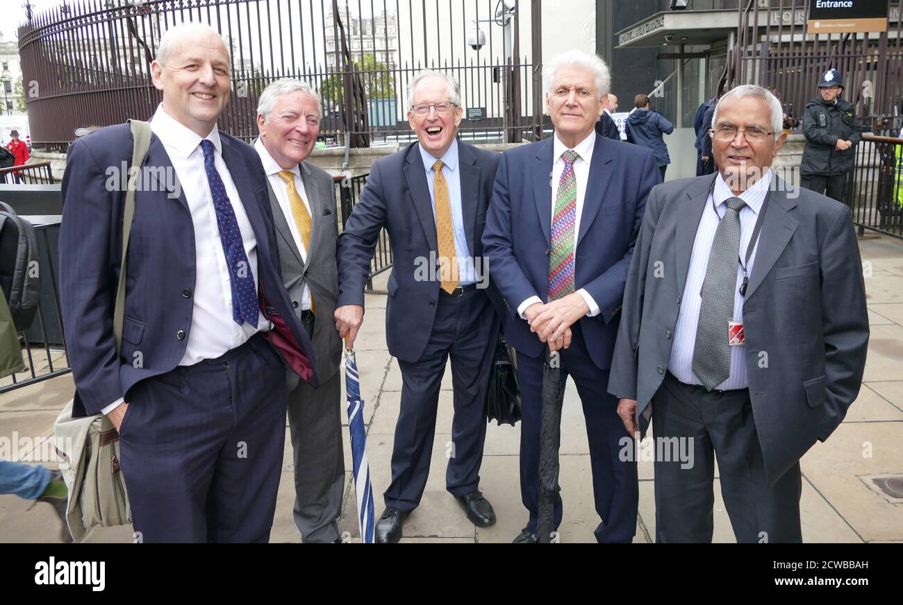 Les pairs libéraux démocrates (Lords) assistent à la reprise du Parlement après que la Cour suprême britannique ait renversé la Prorogation du Parlement, en septembre 2019. De gauche à droite : Lord Redesdale, Lord Clement-Jones, Lord McNally, Lord Strasburger et Lord Dholakia. Banque D'Images