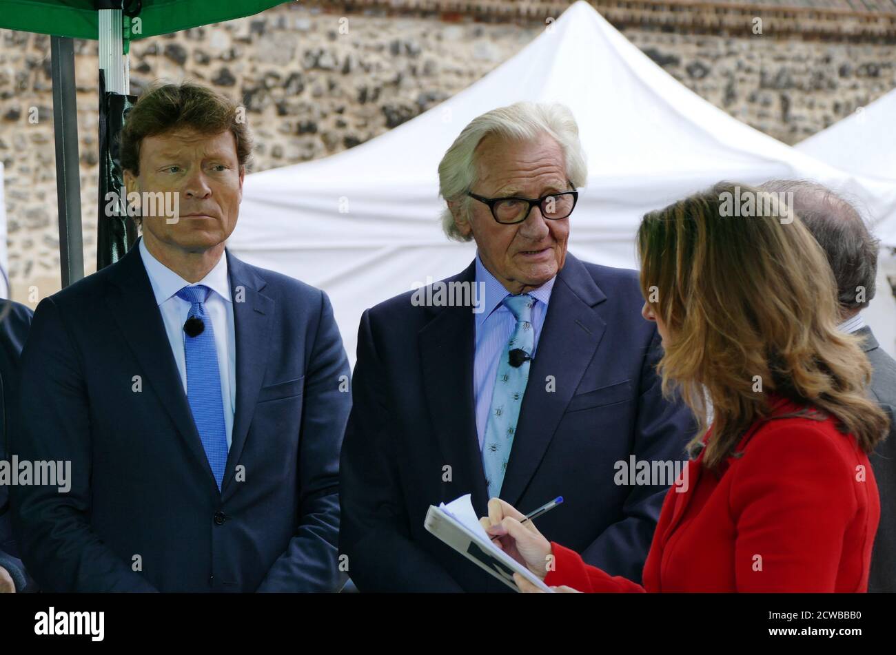 Entretien avec Lord Heseltine (2e à partir de la droite) et Richard Tice (3e à partir de la droite). Michael Heseltine, Lord Heseltine, (né en 1933), homme politique et homme d'affaires britannique. M. Heseltine a été vice-premier ministre. Richard Tice (né en 1964) est un homme d’affaires et un homme politique britannique. Fondateur des groupes de campagne pro-Brexit Leave signifie Leave, and Leave.eu. Banque D'Images