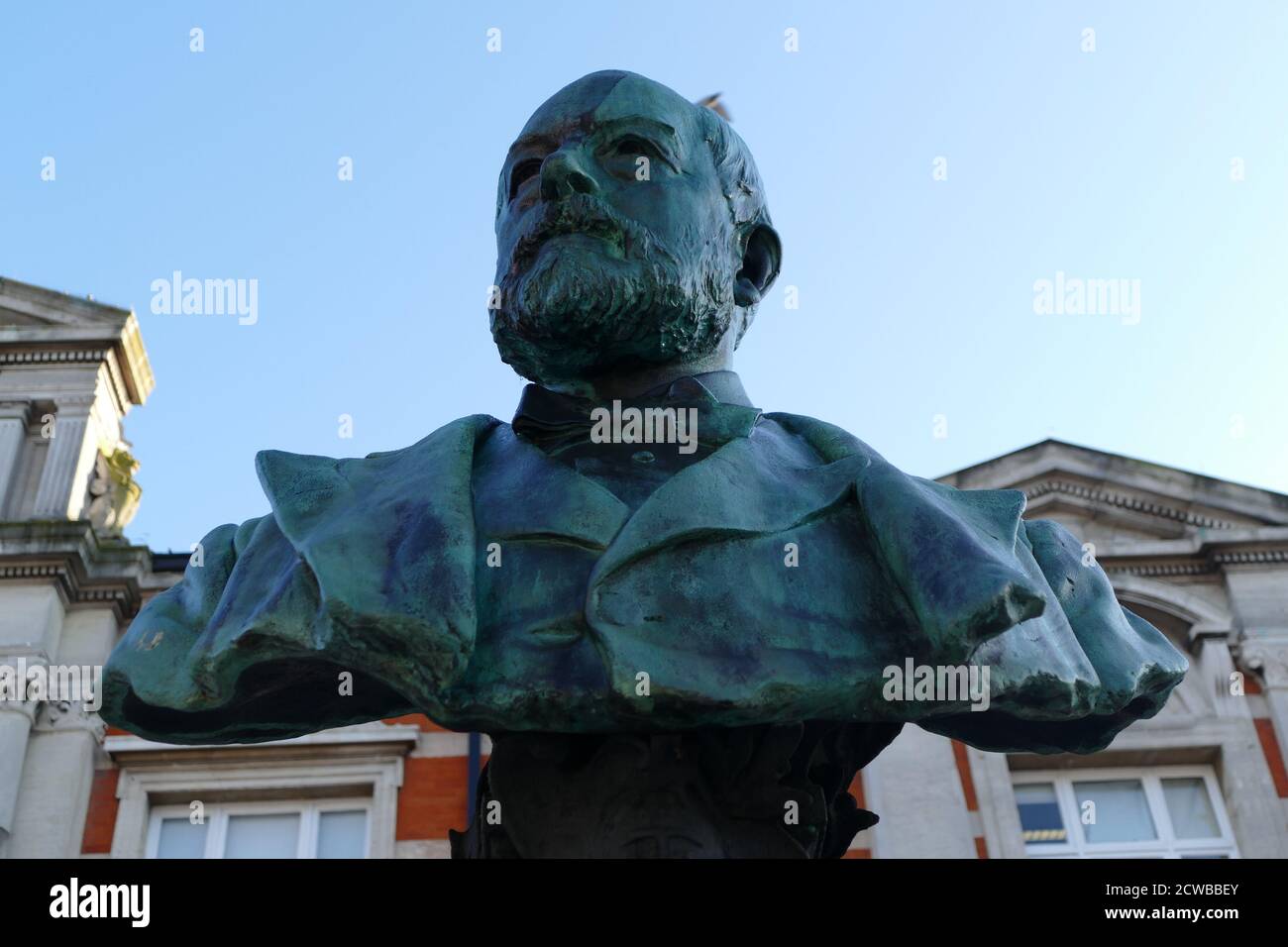 Buste de Sir Henry Tate, 1er baronet (11 mars 1819 - 5 décembre 1899) est un marchand de sucre anglais et philanthrope, connu pour avoir créé la Tate Gallery à Londres. Buste situé à Brixton, Londres Banque D'Images
