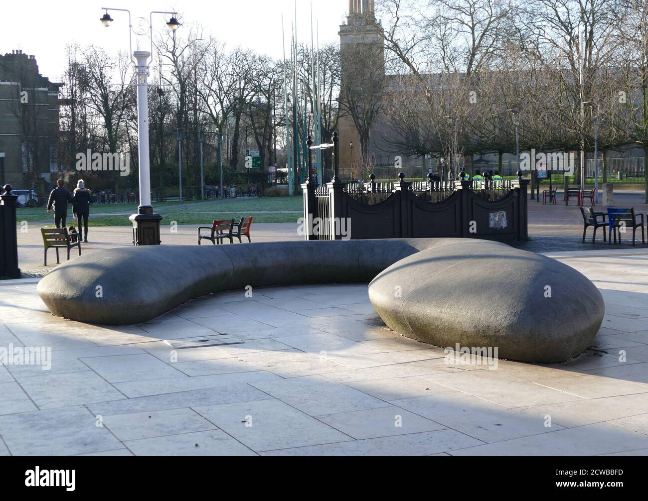 La place Windrush, au centre de Brixton, dans le sud de Londres, a été renommée pour reconnaître l'importante contribution de la communauté africaine des Caraïbes à la région, marquant le 50e anniversaire de l'arrivée de l'Empire HMT Windrush. C'est le Windrush qui, en 1948, a amené au Royaume-Uni de la Jamaïque le premier grand groupe de migrants indiens de l'Ouest d'après-guerre Banque D'Images La place Windrush, au centre de Brixton, dans le sud de Londres, a été renommée pour reconnaître l'importante contribution de la communauté africaine des Caraïbes à la région, marquant le 50e anniversaire de l'arrivée de l'Empire HMT Windrush. C'est le Windrush qui, en 1948, a amené au Royaume-Uni de la Jamaïque le premier grand groupe de migrants indiens de l'Ouest d'après-guerre Banque D'Images