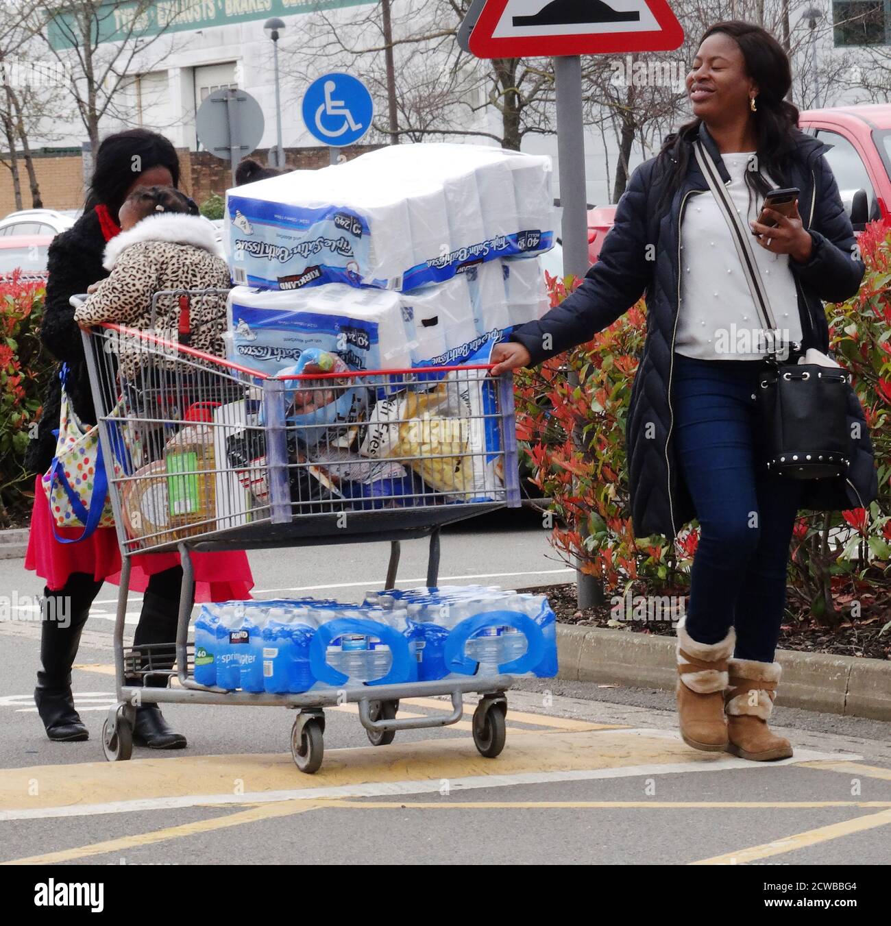 Les achats de panique balaie la Grande-Bretagne à la mi-mars 2020 comme La pandémie du virus Corona prend place Banque D'Images