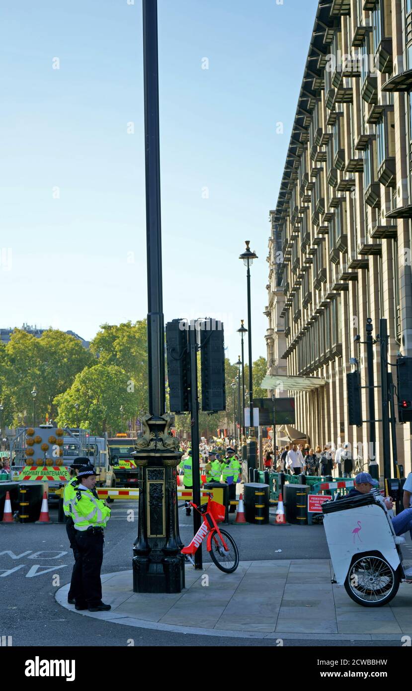 Maintien de l'ordre lors de la manifestation d'urgence sur le climat à Londres, le 26 septembre 2019. Les grèves climatiques du 2019 septembre, (semaine mondiale pour l'avenir), étaient une série de grèves et de manifestations internationales pour exiger des mesures pour lutter contre le changement climatique. Les grèves ont eu lieu du 20-27 septembre. Les manifestations ont eu lieu dans 4,500 sites répartis dans 150 pays. Banque D'Images