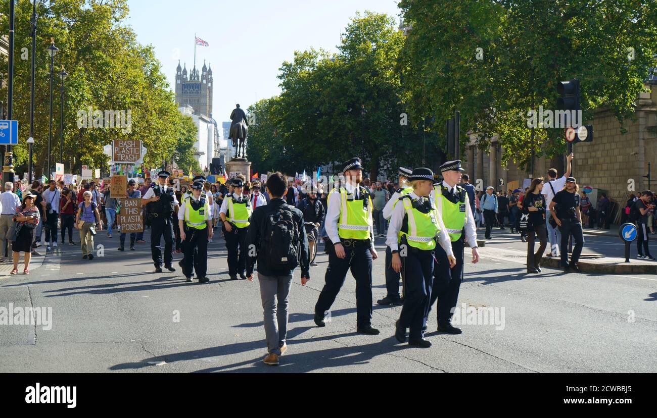 Maintien de l'ordre lors de la manifestation d'urgence sur le climat à Londres, le 26 septembre 2019. Les grèves climatiques du 2019 septembre, (semaine mondiale pour l'avenir), étaient une série de grèves et de manifestations internationales pour exiger des mesures pour lutter contre le changement climatique. Les grèves ont eu lieu du 20-27 septembre. Les manifestations ont eu lieu dans 4,500 sites répartis dans 150 pays. Banque D'Images