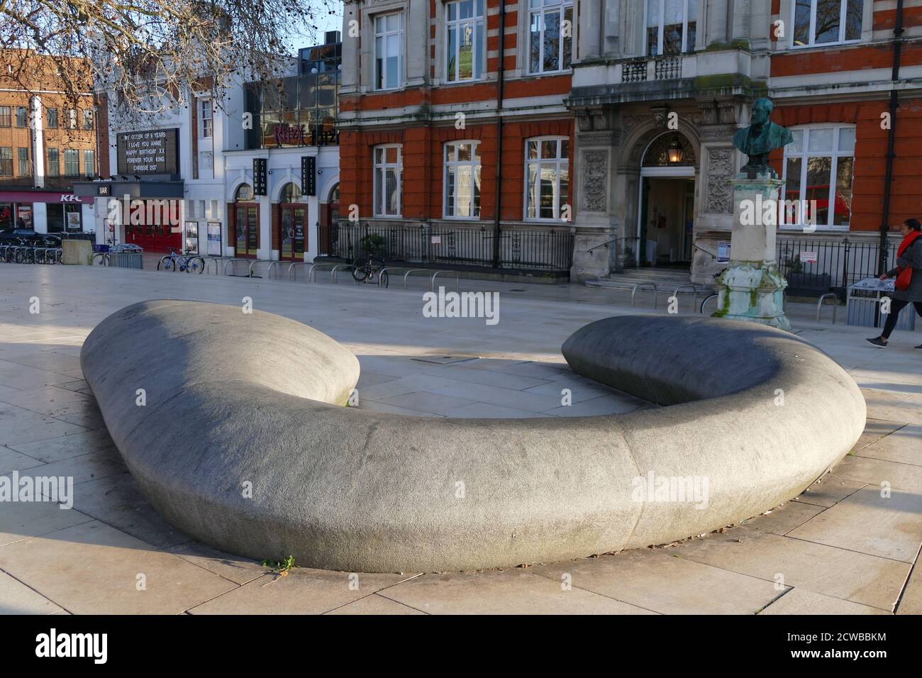 La place Windrush, au centre de Brixton, dans le sud de Londres, a été renommée pour reconnaître l'importante contribution de la communauté africaine des Caraïbes à la région, marquant le 50e anniversaire de l'arrivée de l'Empire HMT Windrush. C'est le Windrush qui, en 1948, a amené au Royaume-Uni de la Jamaïque le premier grand groupe de migrants indiens de l'Ouest d'après-guerre Banque D'Images