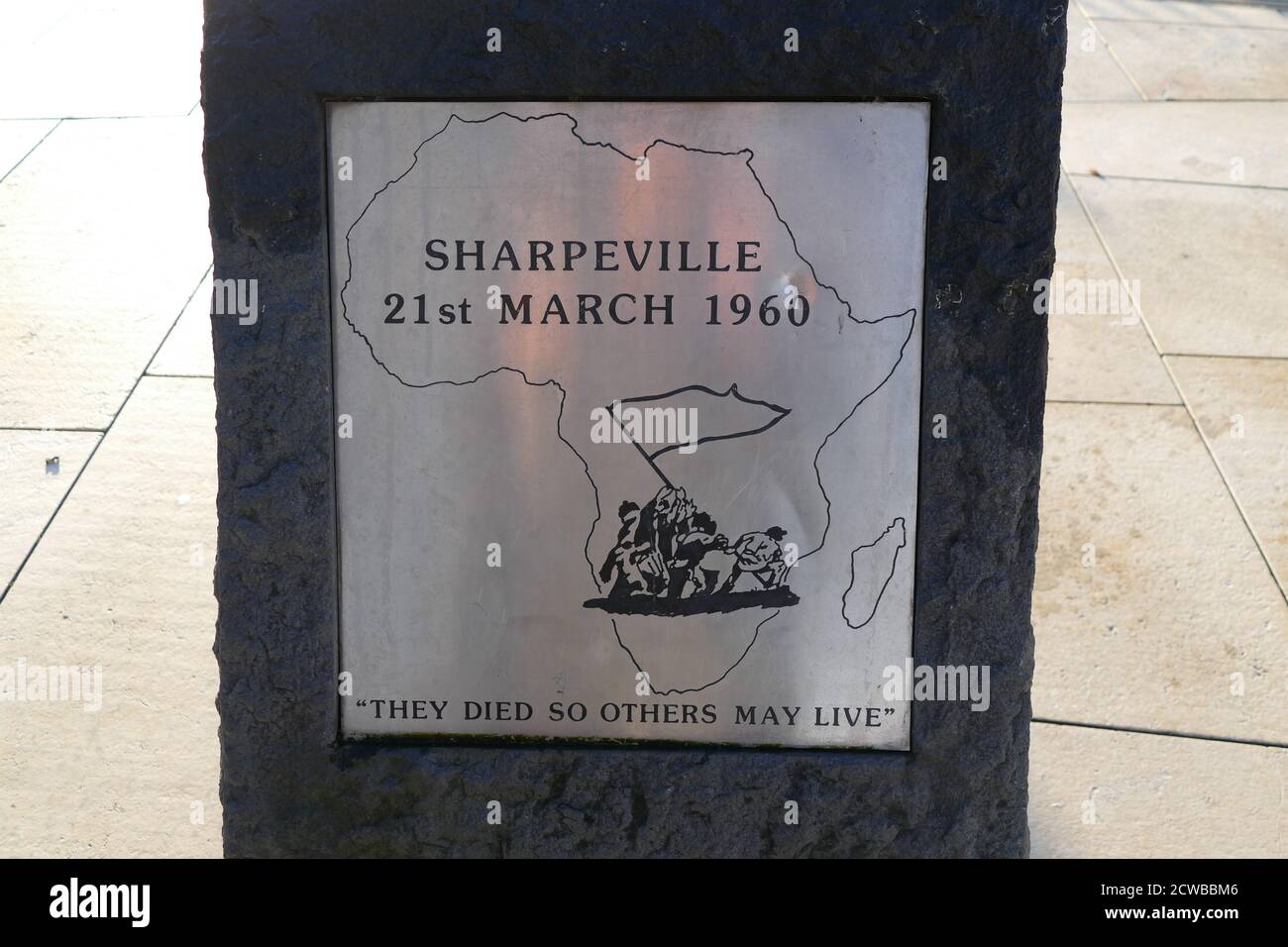 Memorial à Brixton, Londres, au massacre de Sharpeville. C'est un événement qui s'est produit le 21 mars 1960, au poste de police de la commune sud-africaine de Sharpeville à Transvaal (aujourd'hui partie de Gauteng). Après une journée de manifestations contre les lois du col, une foule d'environ 7,000 manifestants s'est rendue au poste de police. La police sud-africaine a ouvert le feu sur la foule, tuant 69 personnes et en blessant 180 autres Banque D'Images