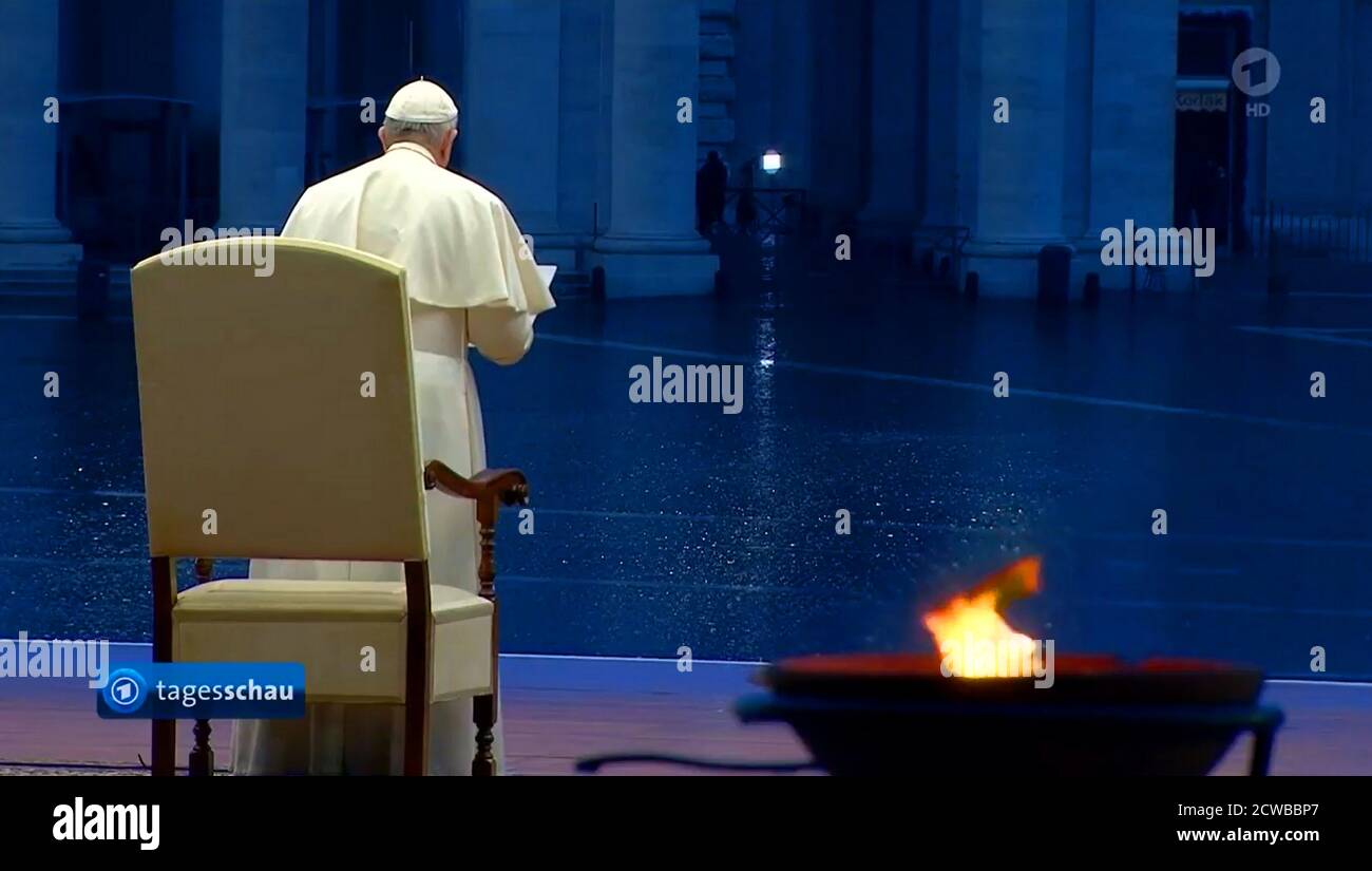 Le pape François livre une masse, à une place Saint-Pierre vide, à Rome, pendant la pandémie du virus Corona; mars 2020 Banque D'Images
