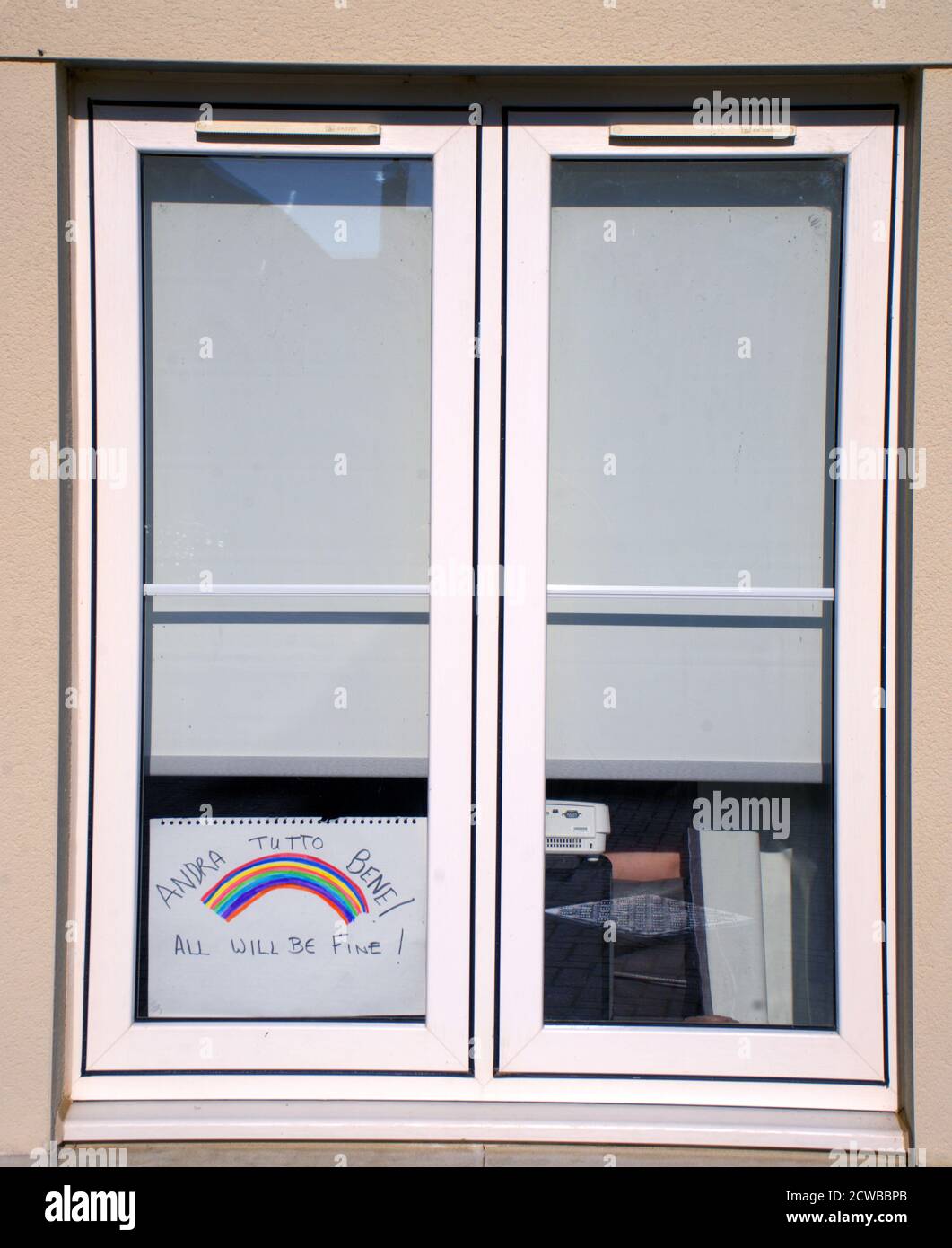 Maison en isolement avec un signe disant "tout va bien" dans la ville auto-mise en quarantaine d'Uppre Heyford, Grande-Bretagne, pendant la Corona (COVID-19 ) pandémie de virus Mars 2020. Cela a été inspiré par les signes dans le nord de l'Italie pendant le confinement prolongé dans ce pays Banque D'Images