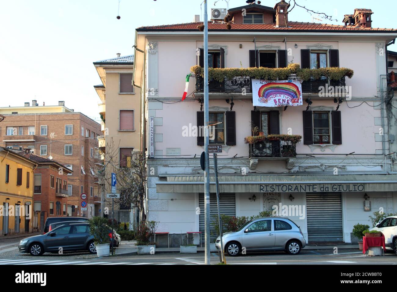 La maison est isolée avec un panneau indiquant '&#13;&#10;tout va bien' dans la ville de Pavia, Lombardie, Italie pendant la pandémie du virus Corona (COVID-19 ) Mars 2020. Pavia a une population d'environ 73,000 personnes et a été mis à Lockdown à partir de février. Banque D'Images