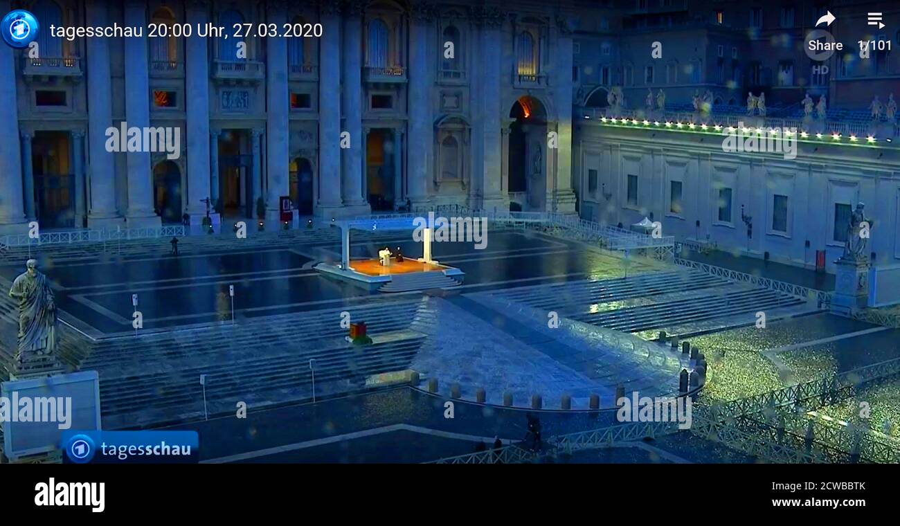 Le pape François livre une masse, à une place Saint-Pierre vide, à Rome, pendant la pandémie du virus Corona; mars 2020 Banque D'Images