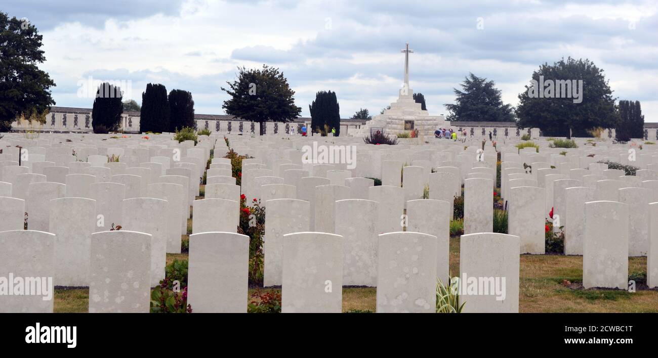 Sanctuary Wood Cemetery pour les morts de la première Guerre mondiale, à 5 km à l'est d'Ypres, Belgique. Sanctuary Wood a été nommé par les troupes britanniques en novembre 1914, lorsqu'il a été utilisé pour abriter les troupes. Les combats y ont eu lieu en septembre 1915 et ils ont été combattus par des soldats canadiens et allemands pendant la bataille du mont Sorrel au début de juin 1916. La majorité de ces tombes proviennent des batailles autour d'Ypres en 1914 et de l'offensive alliée à la fin de 1917. Banque D'Images