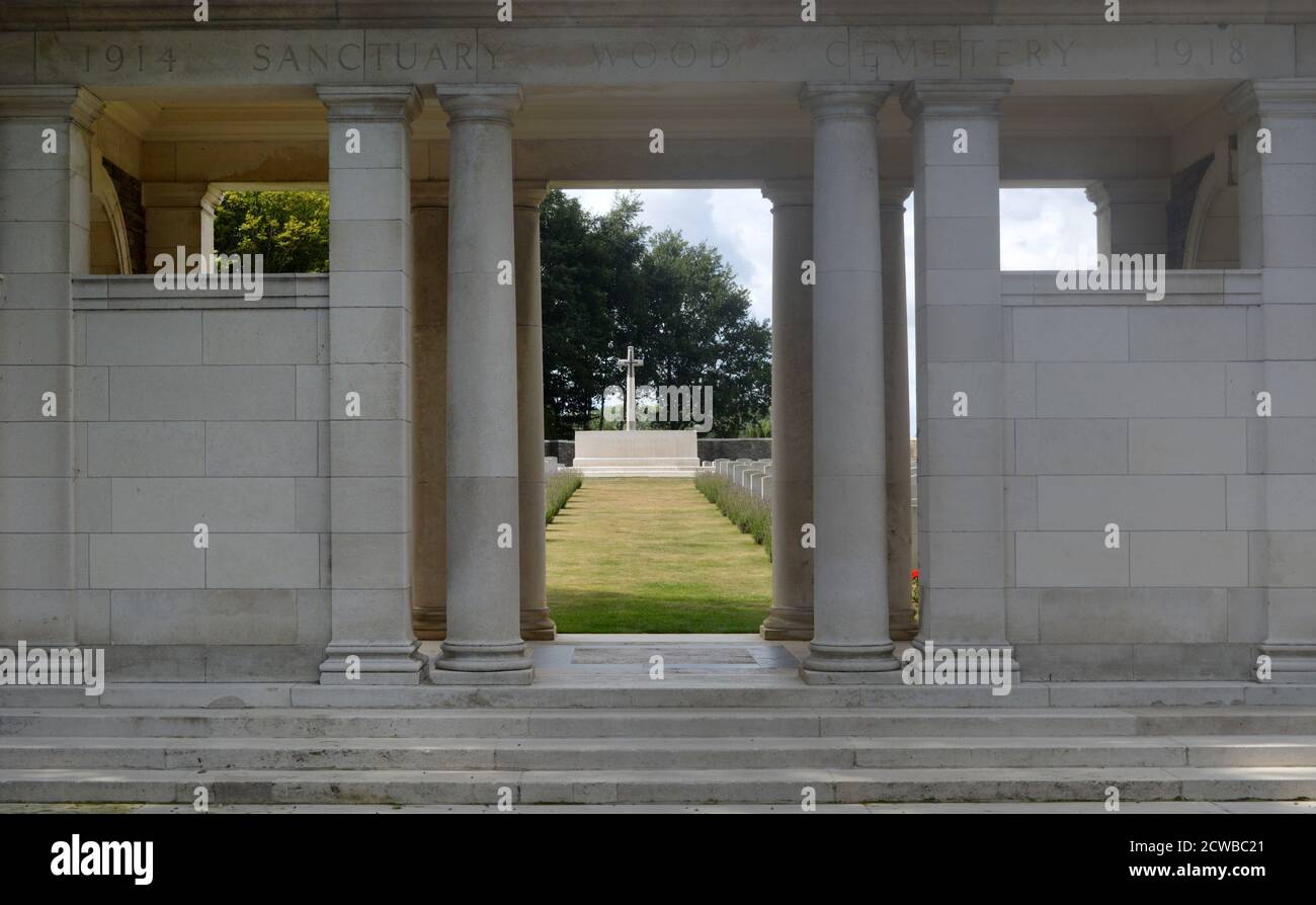 Sanctuary Wood Cemetery pour les morts de la première Guerre mondiale, à 5 km à l'est d'Ypres, Belgique. Sanctuary Wood a été nommé par les troupes britanniques en novembre 1914, lorsqu'il a été utilisé pour abriter les troupes. Les combats y ont eu lieu en septembre 1915 et ils ont été combattus par des soldats canadiens et allemands pendant la bataille du mont Sorrel au début de juin 1916. La majorité de ces tombes proviennent des batailles autour d'Ypres en 1914 et de l'offensive alliée à la fin de 1917. Banque D'Images